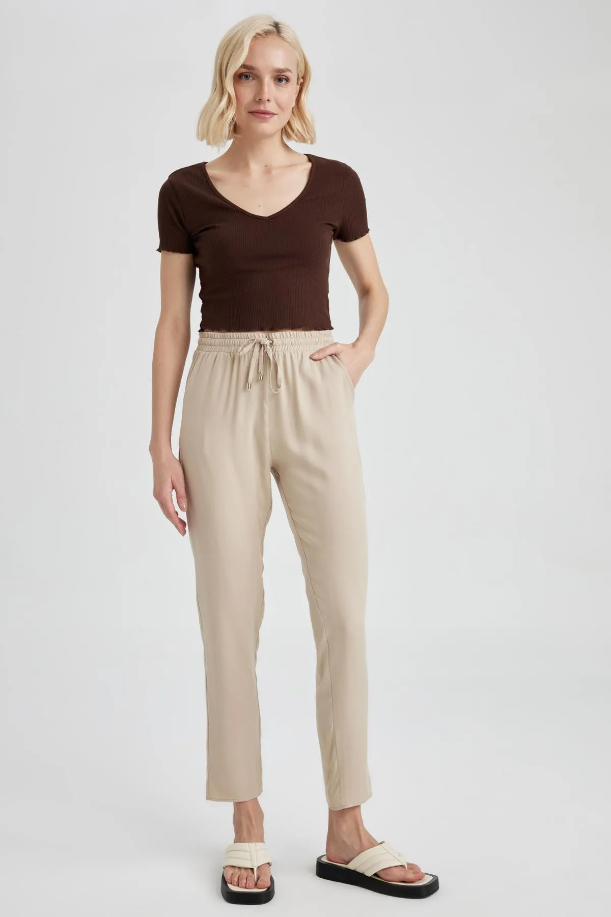DeFacto  Gewebte Hose mit elastischem Bund und Taschen L3164az23sm