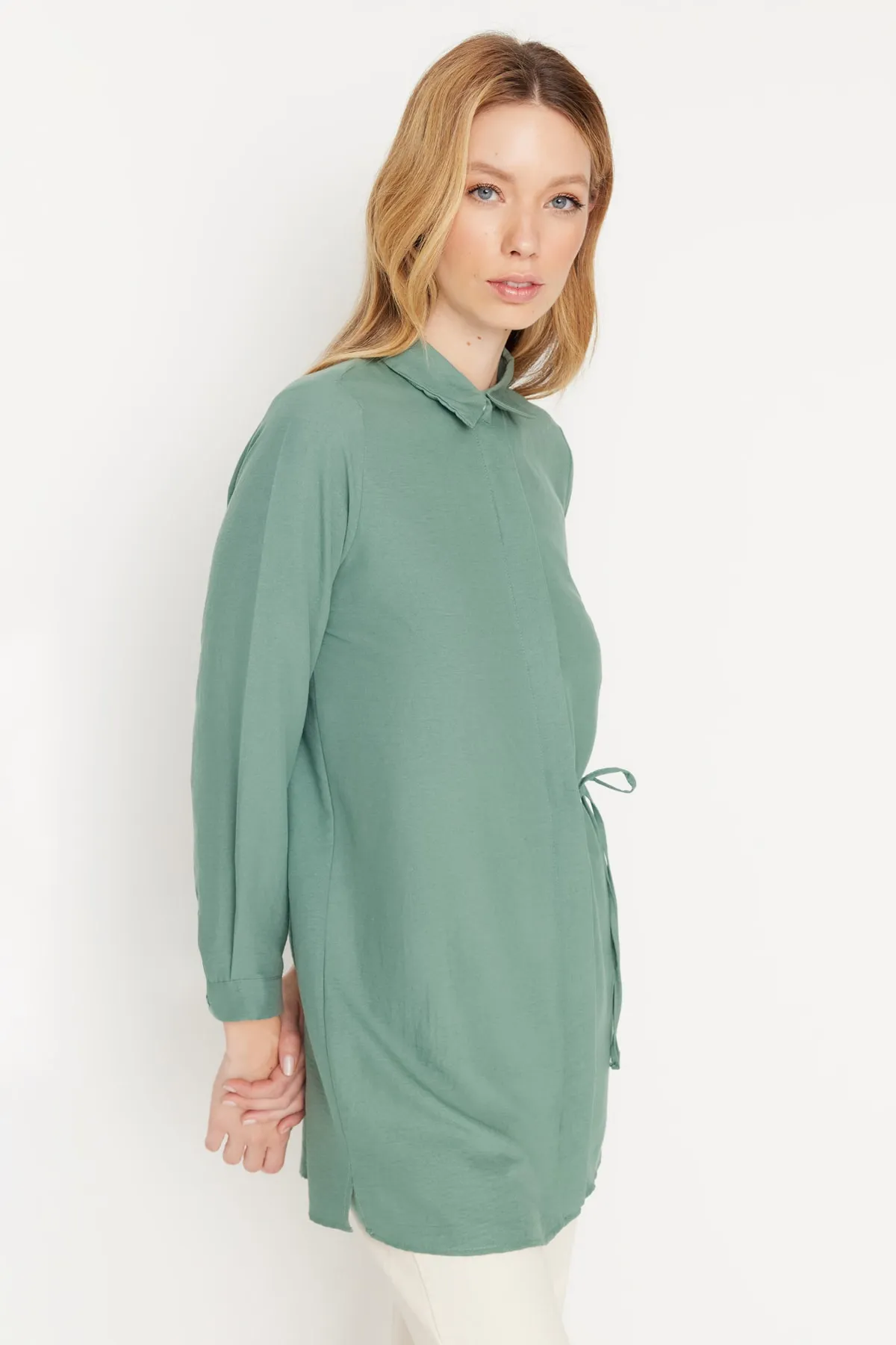 Trendyol Modest  Pistaziengrünes gewebtes Aerobin-Hemd mit Bindegürtel TCTSS22GO0105