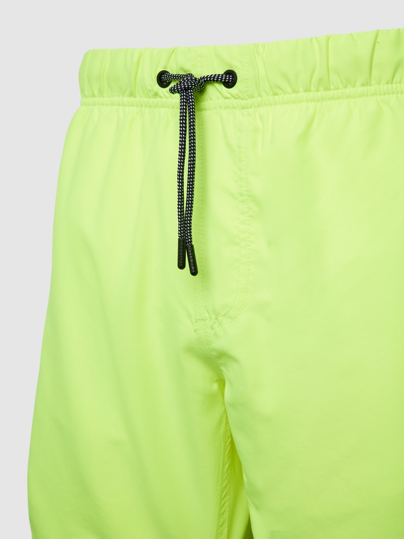 Badehose mit Label-Patch in neon gelb