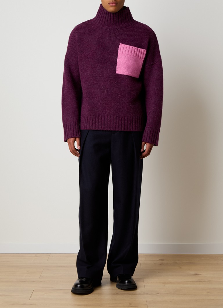 Pulover cu guler înalt JW Anderson, confecționat dintr-un amestec gros de alpaca și lână, cu buzunar la piept.
