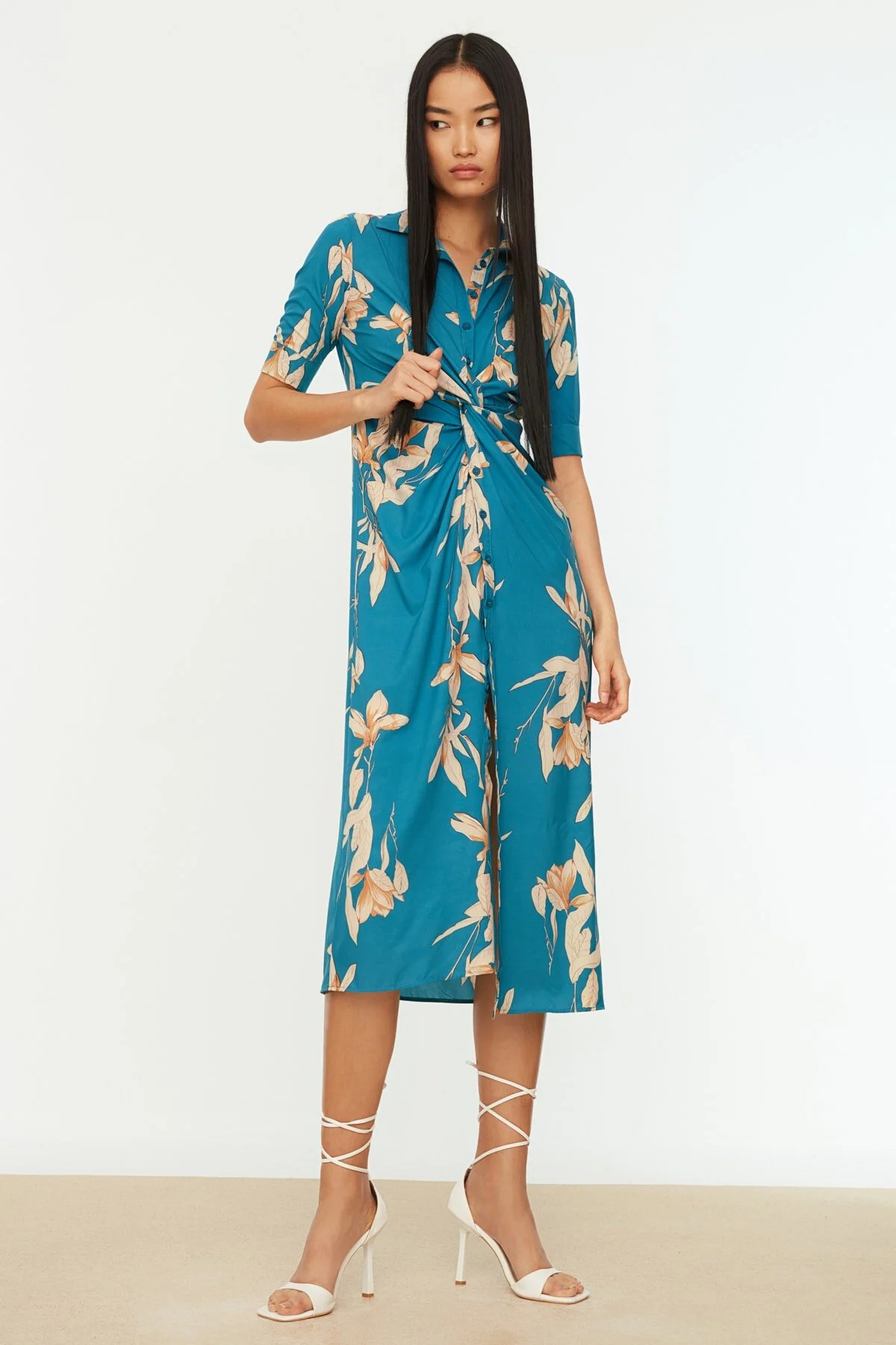Trendyol Collection  Mehrfarbiges, detailliertes, gewebtes Hemdkleid mit Raffungen TWOSS21EL1018