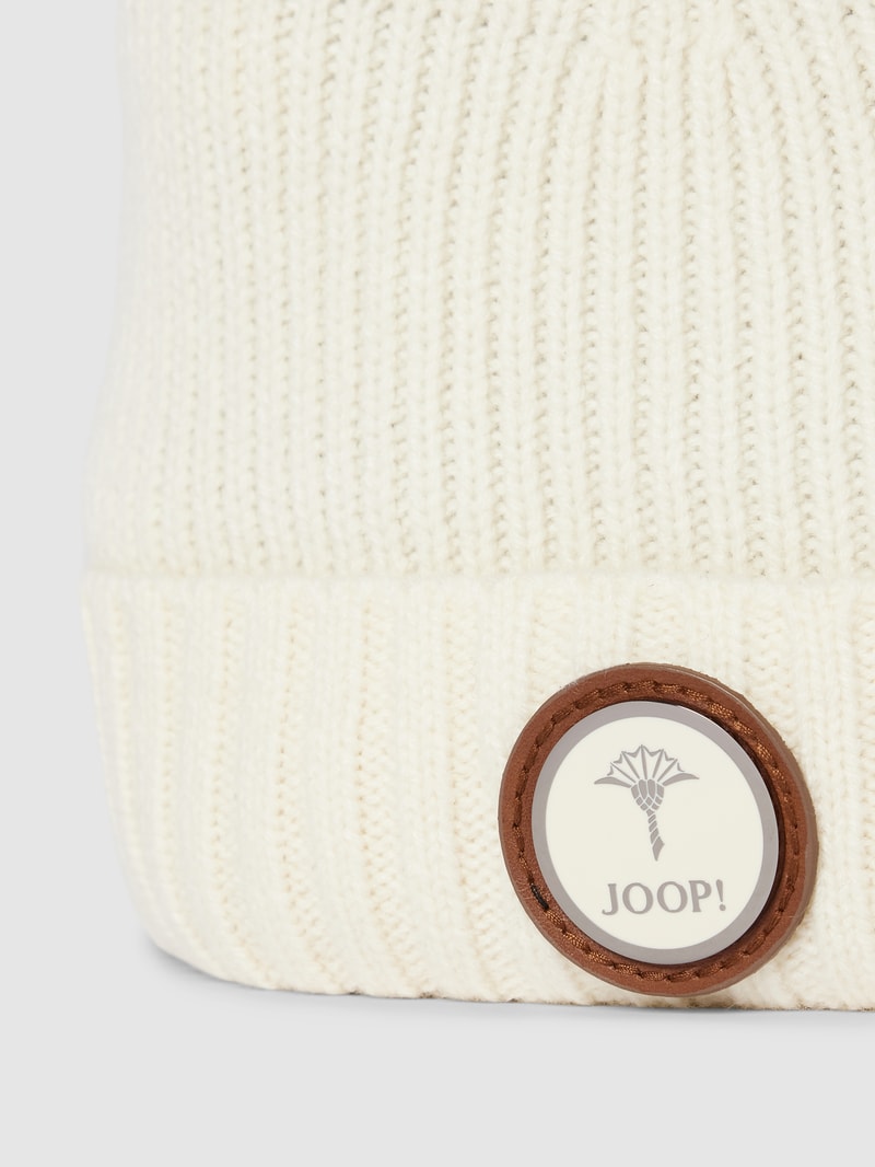 Beanie mit Label-Patch Modell 'Francis' in offwhite