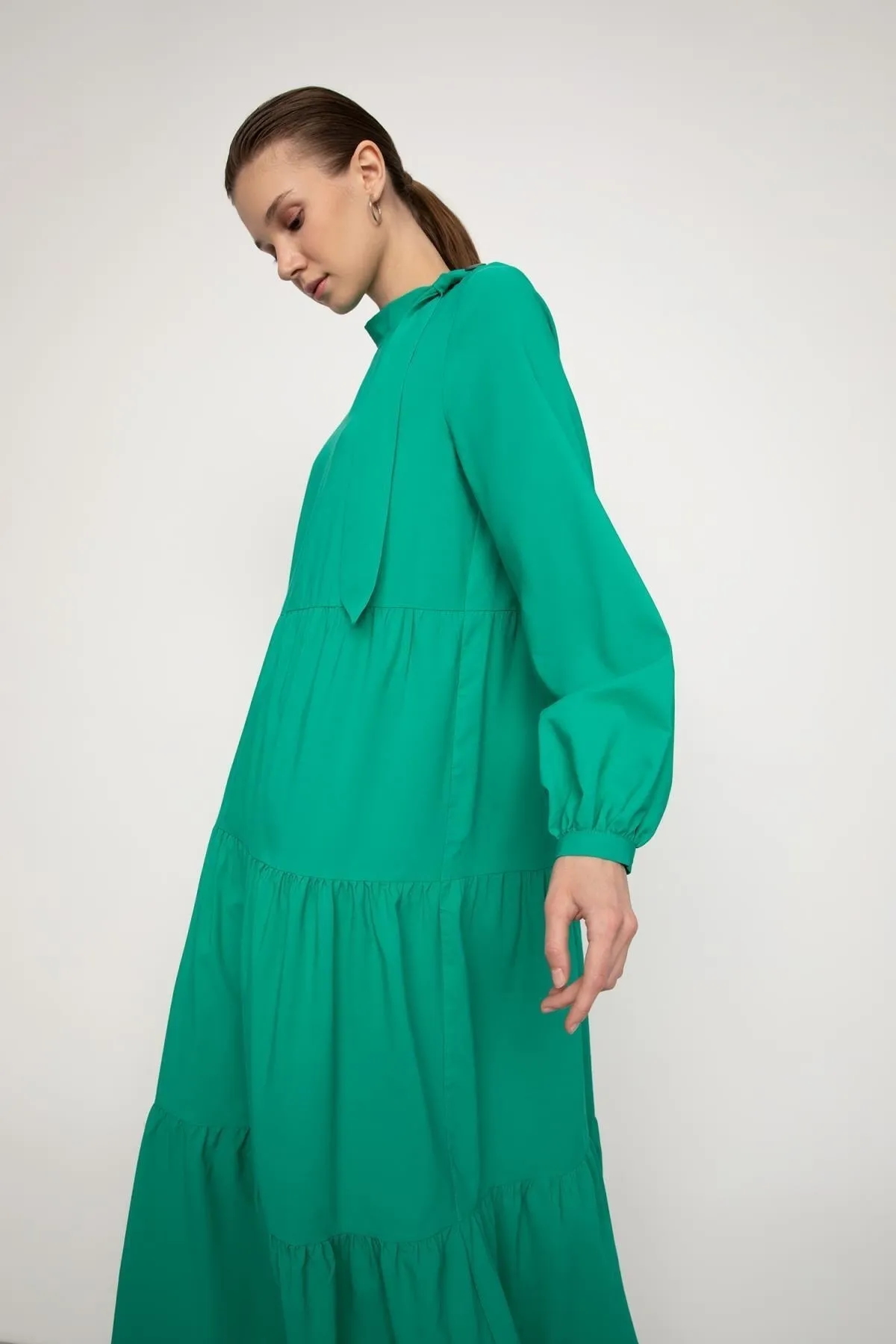 DeFacto  Langes Kleid aus Popeline mit entspannter Passform, Schalkragen und Volants