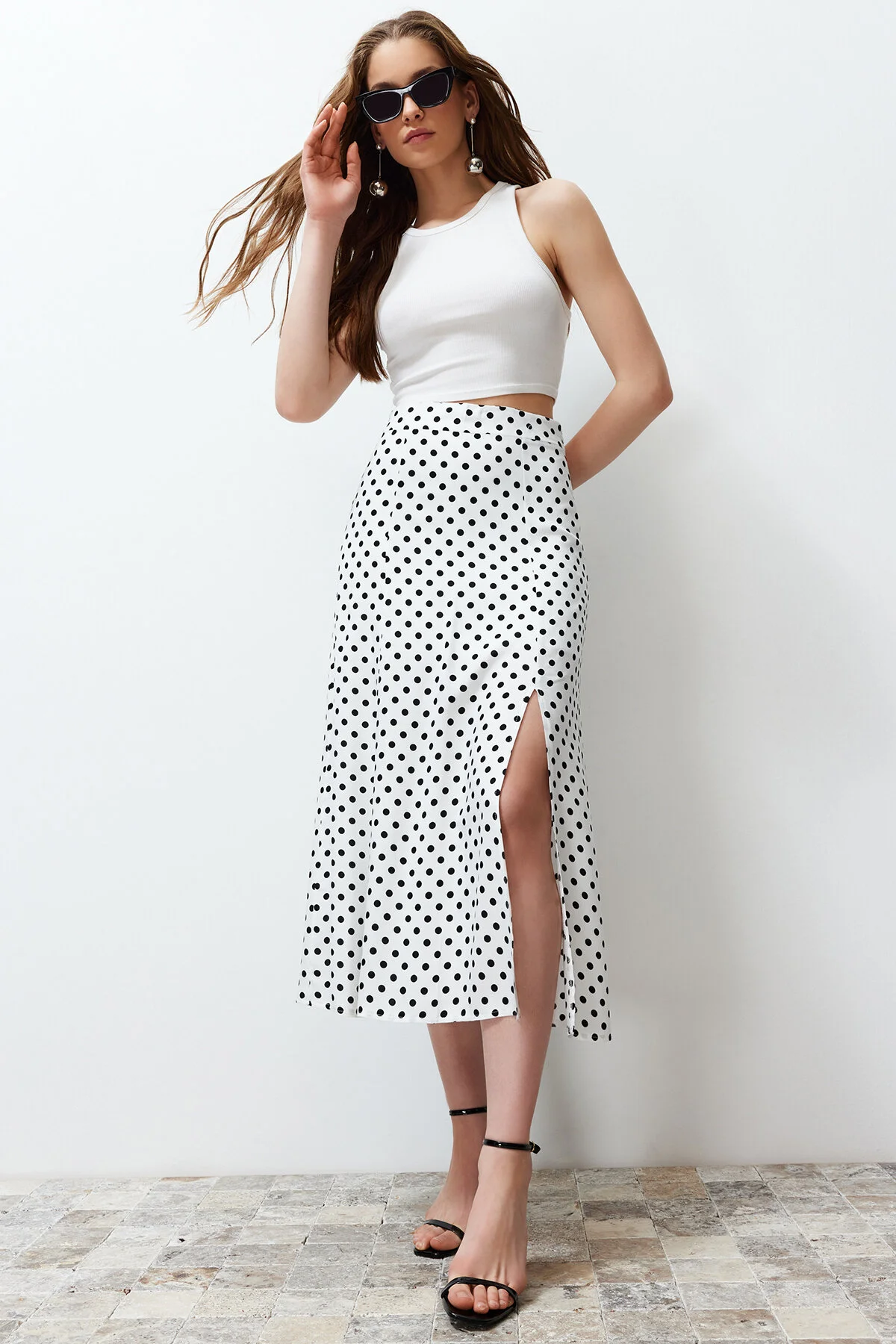 Trendyol Collection  Ecrufarbener gewebter Midirock aus Viskose mit Polka Dot-Muster und Schlitzdetail TWOAW20ET0205