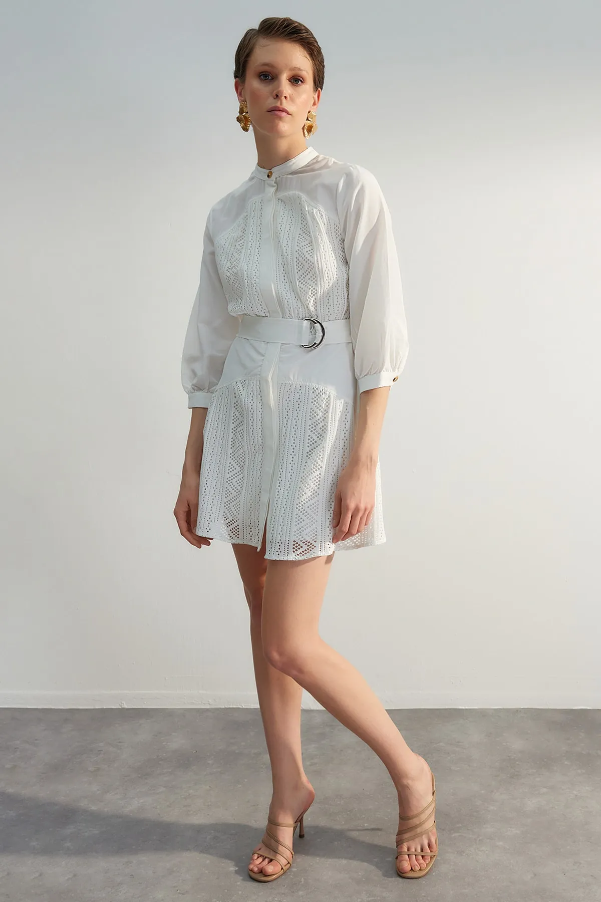 Trendyol Collection  Ecrufarbenes, gewebtes Mini-Hemdkleid mit Gürtel und Stickerei TWOSS23EL00296
