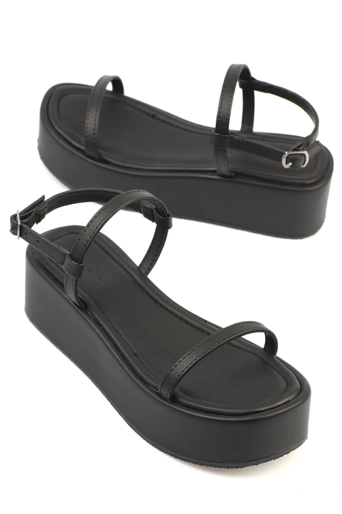 Capone Outfitters  Dünne Damen-Flatform-Sandalen mit Doppelriemen und Keilabsatz