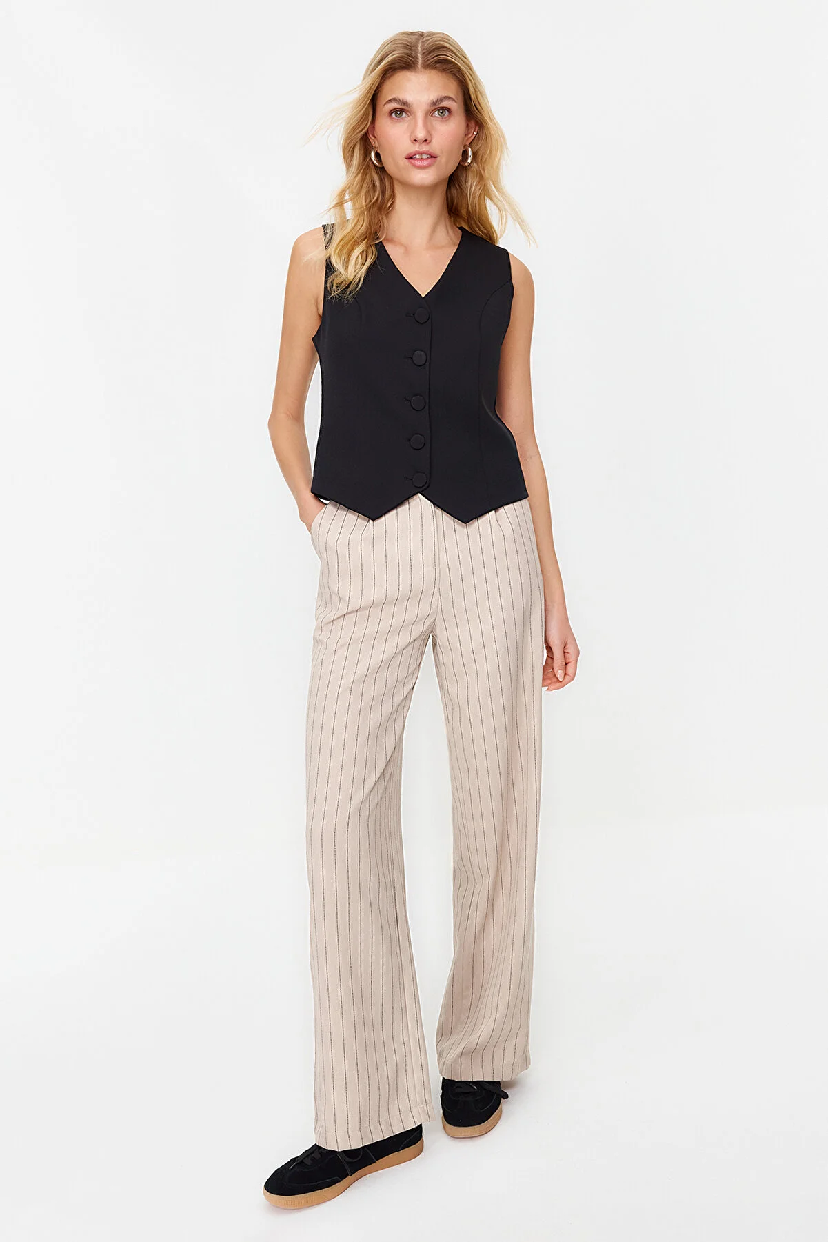 Trendyol Collection  Beigefarbene, gestreifte Webhose mit weitem Bein und hoher Taille TWOSS22PL0100