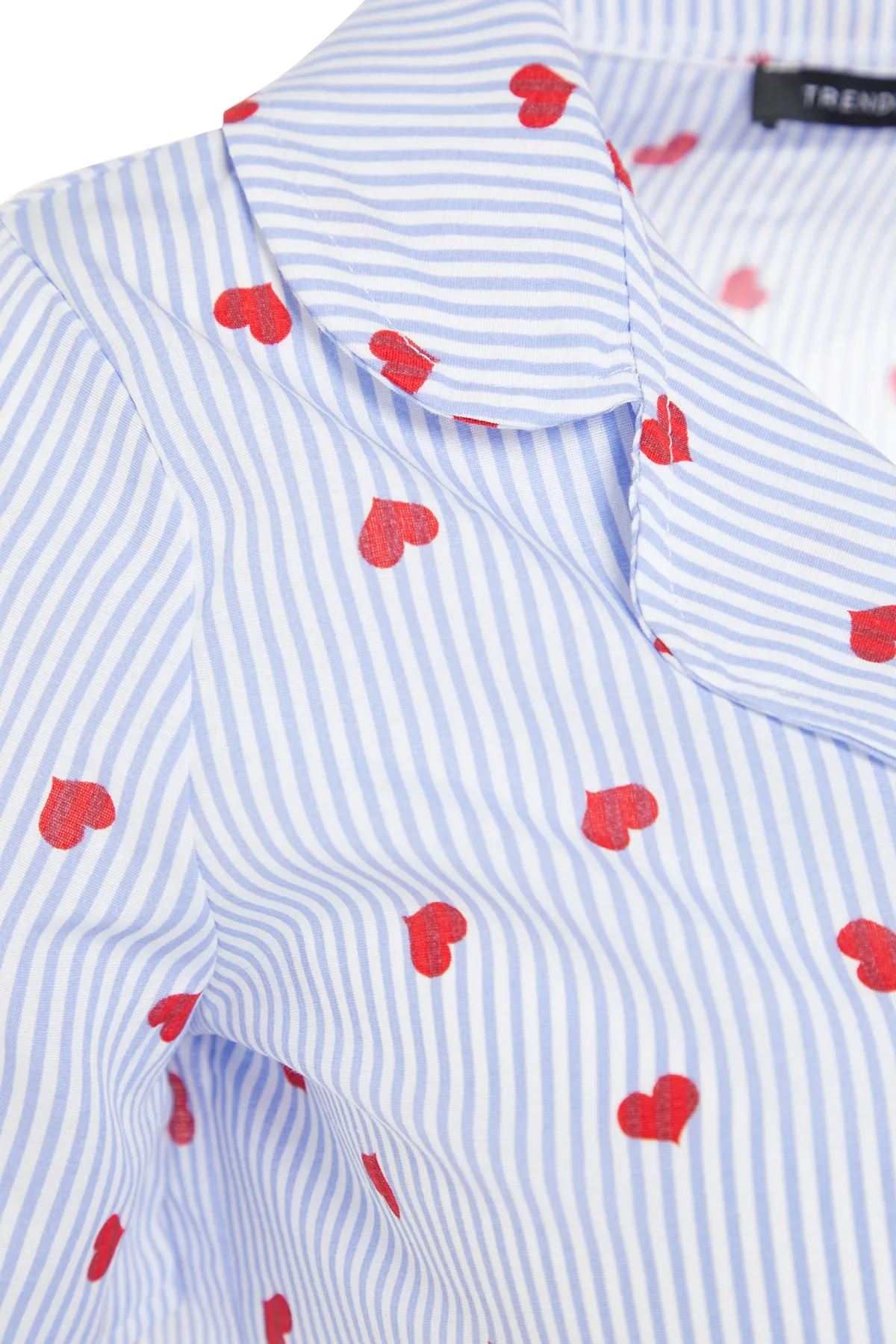 Trendyol Collection  Blau gestreiftes Pyjama-Set aus Viskosegewebe mit Herzmuster THMSS22PT0091