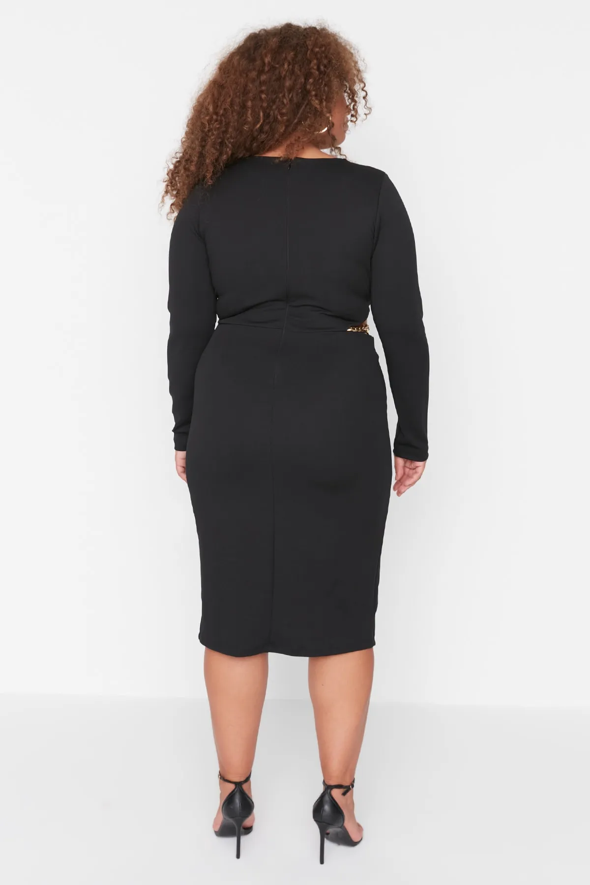 Trendyol Curve  Schwarzes Strickkleid mit Gürtelkette und detailliertem Rundhalsausschnitt mit Ausschnitten TBBAW23AH00123