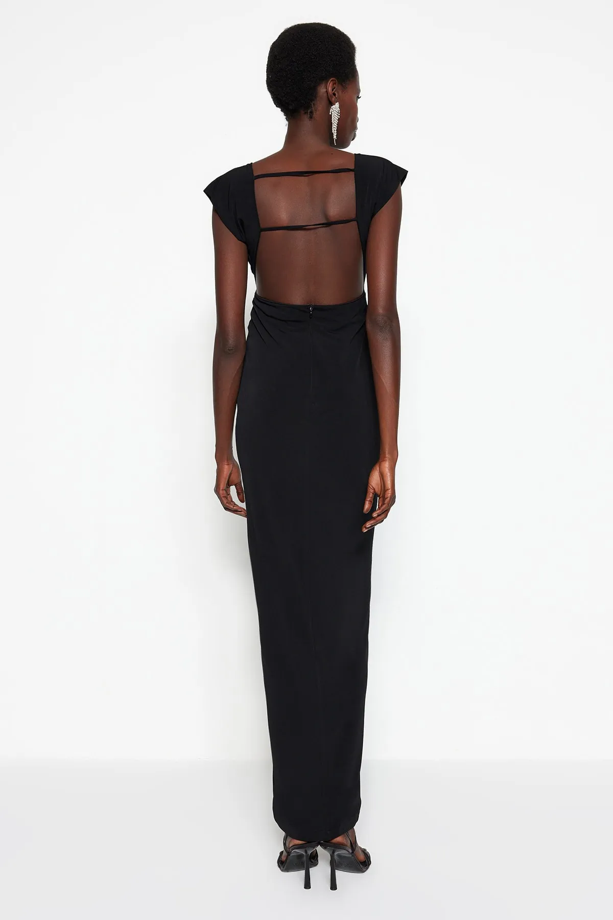 Trendyol Collection  Schwarzes, detailliertes, langes Abendkleid TPRSS22AE0034