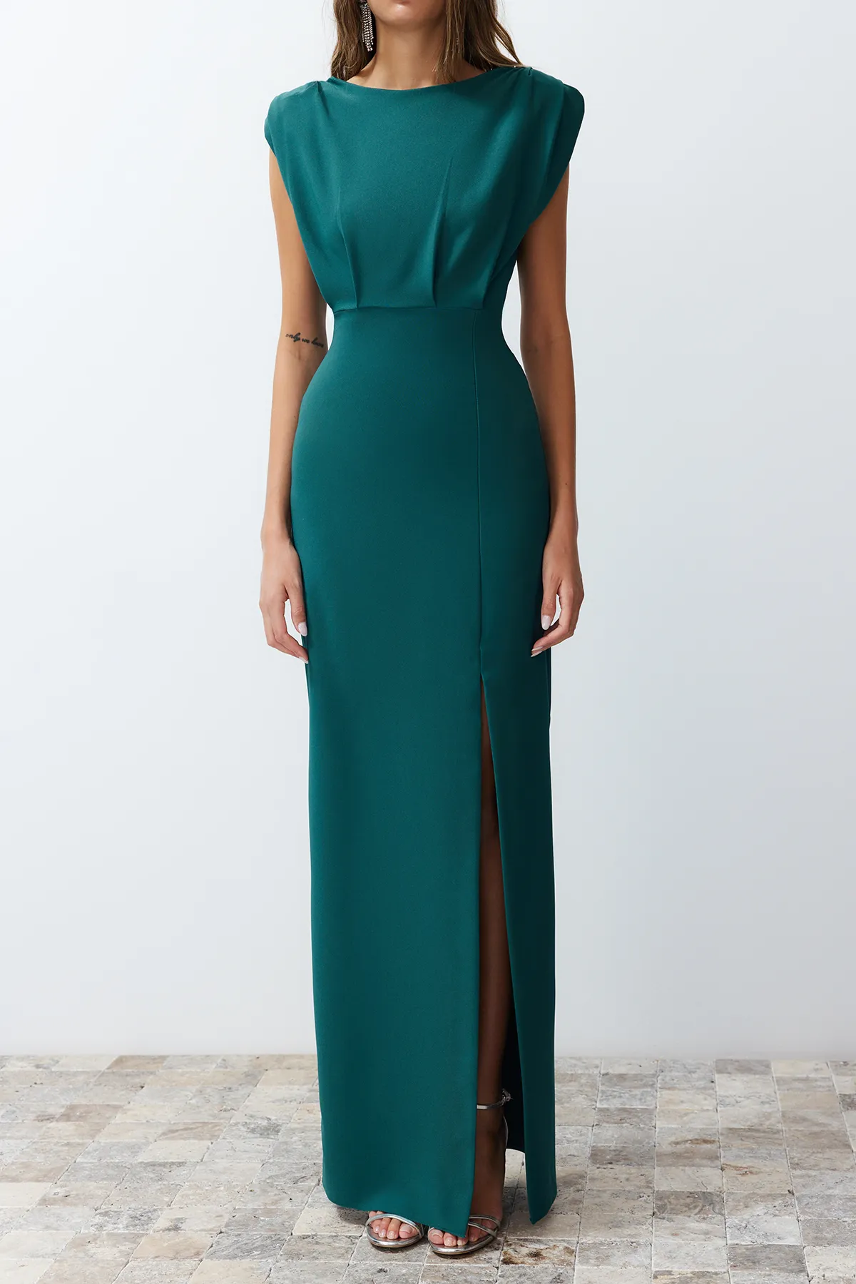 Trendyol Collection  Petrolfarbenes, wattiertes, gewebtes langes Abendkleid TPRSS24AE00087