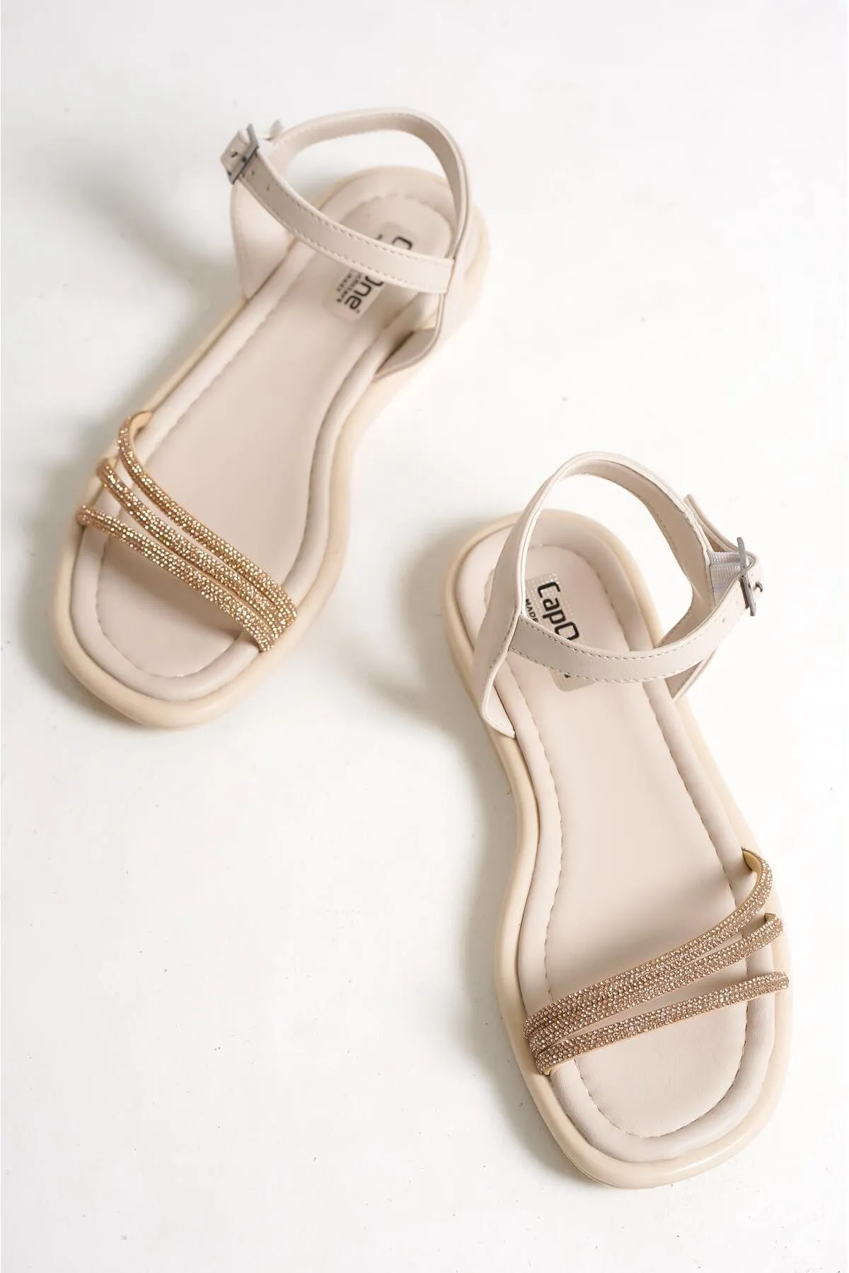 Capone Outfitters  Capone Stone Straped Damensandalen mit flachem Absatz in Beige