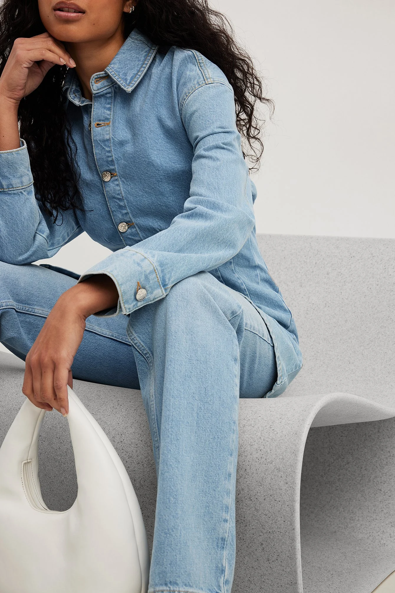 Minikleid aus Denim mit markierter Taille