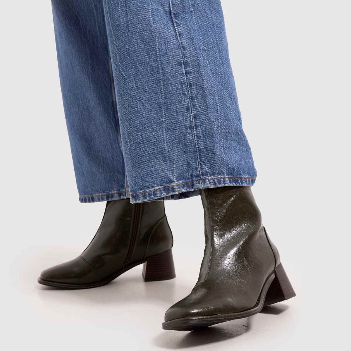 Schuh – Khakifärgade krokodilstövlar med bred passform och bowiemönster
