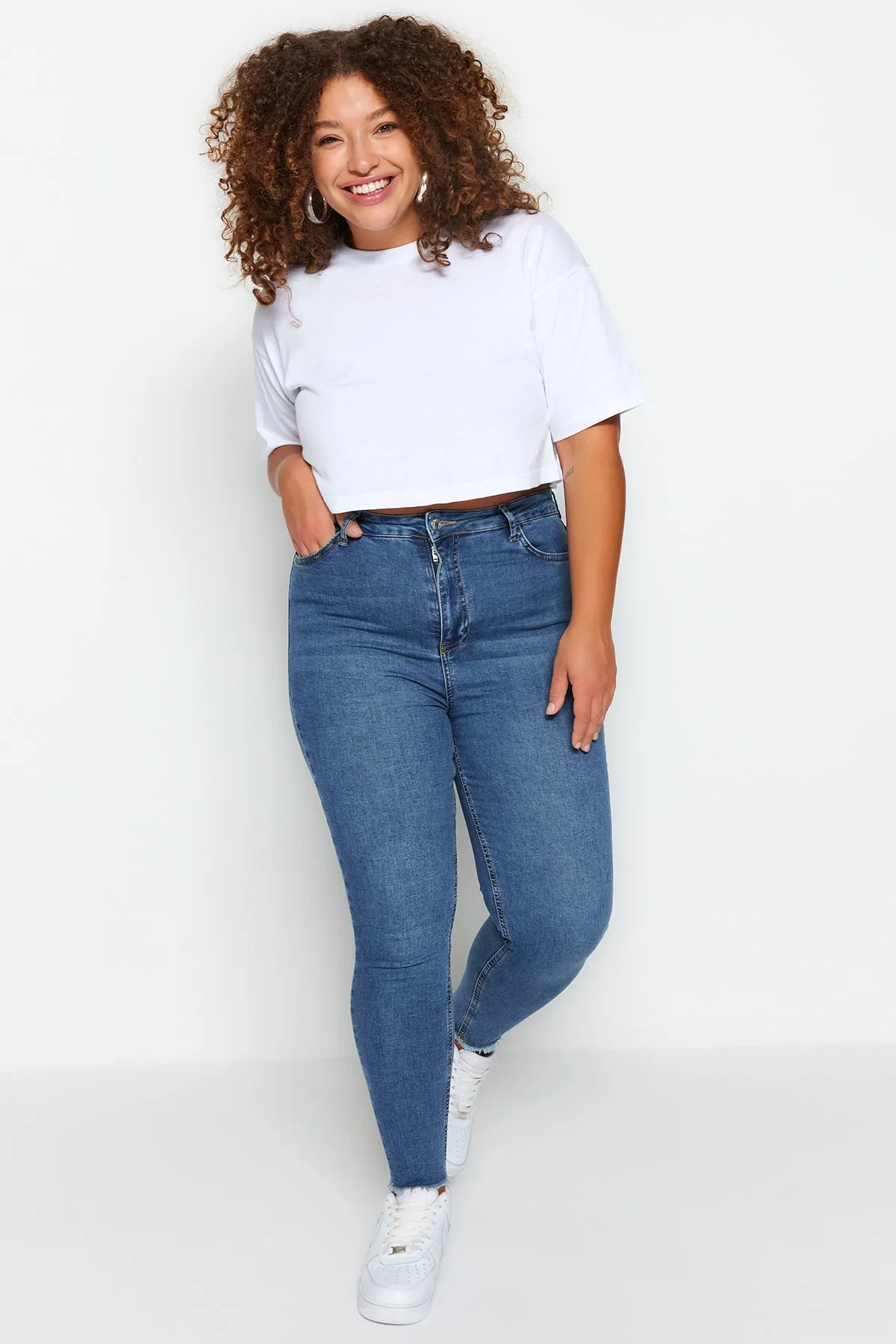 Trendyol Curve  Blaue Stretch-Röhrenjeans mit hoher Taille und Taschendetail TBBSS23CJ00018
