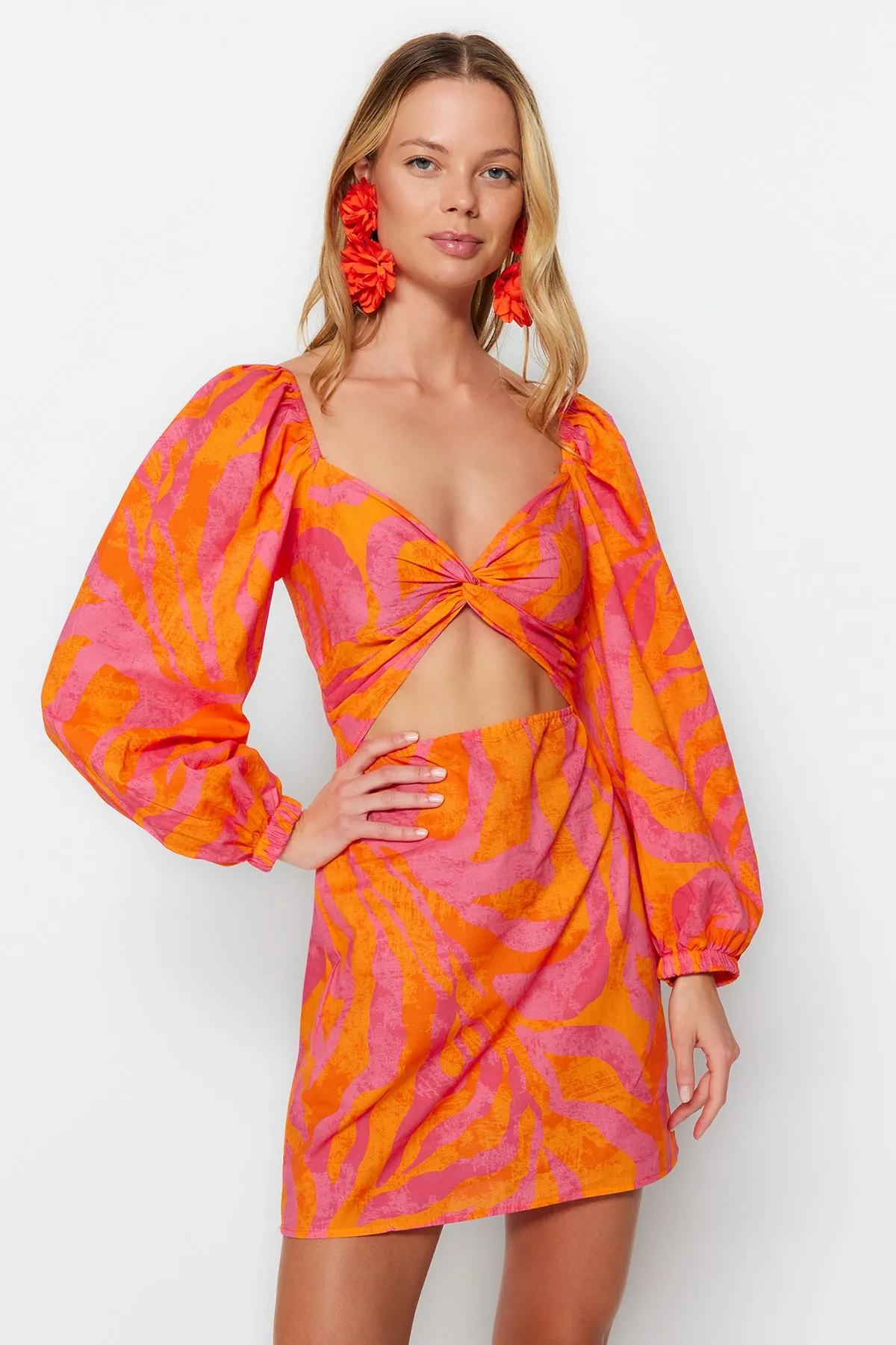 Trendyol Collection  Abstrakt gemustertes, figurbetontes Mini-Strandkleid aus 100 % Baumwolle mit Ausschnitt/Fensterausschnitt TBESS23EL00175