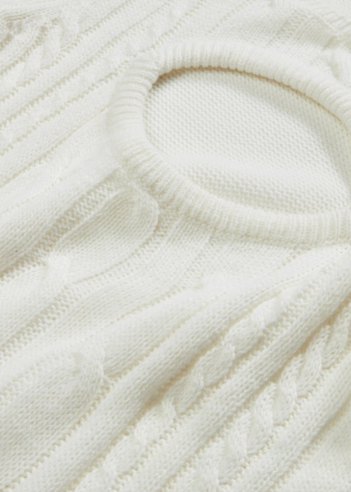 Kurzes Strickkleid mit Cable Knit und Cut-Out
