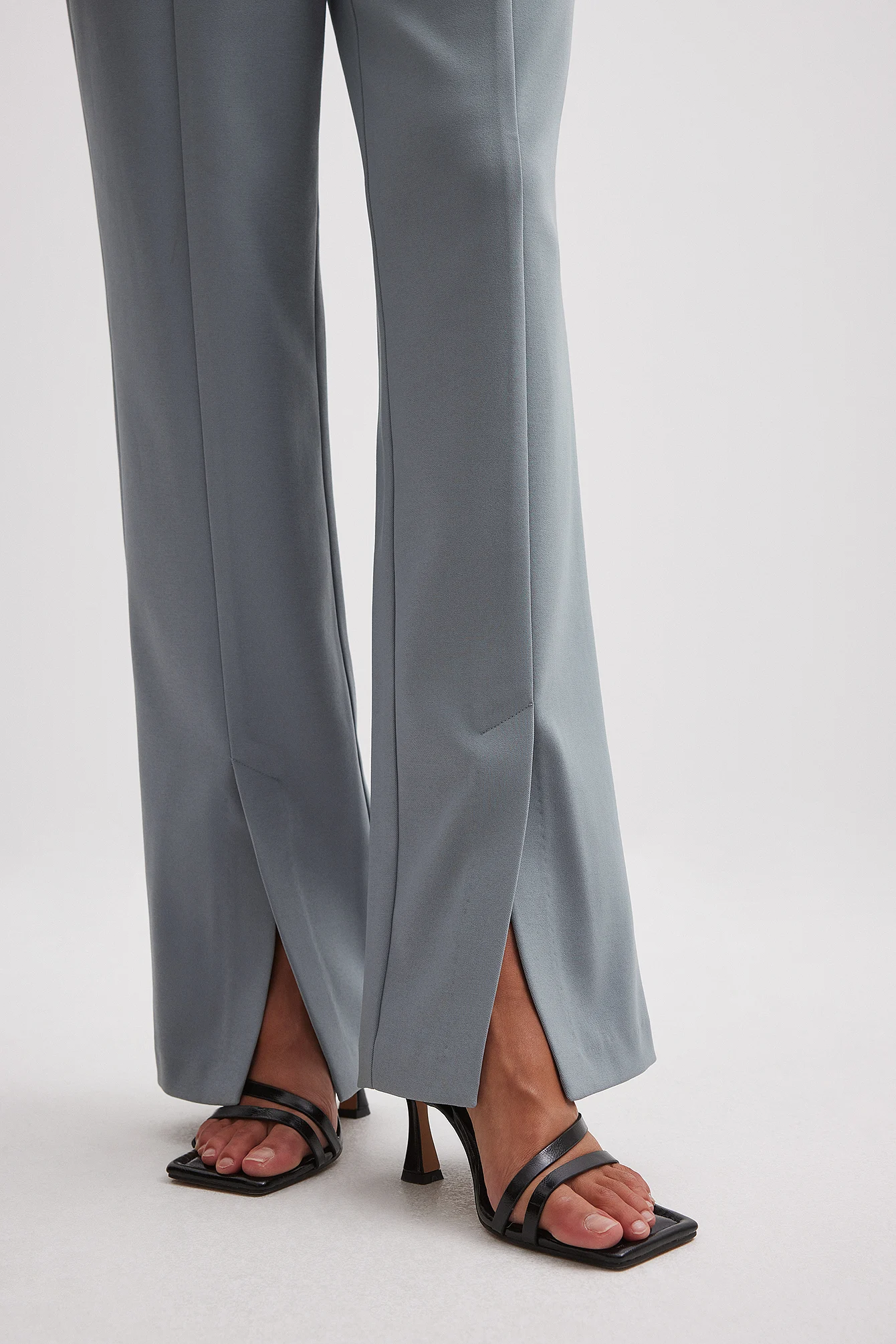 Hose mit hoher Taille und Frontschlitz
