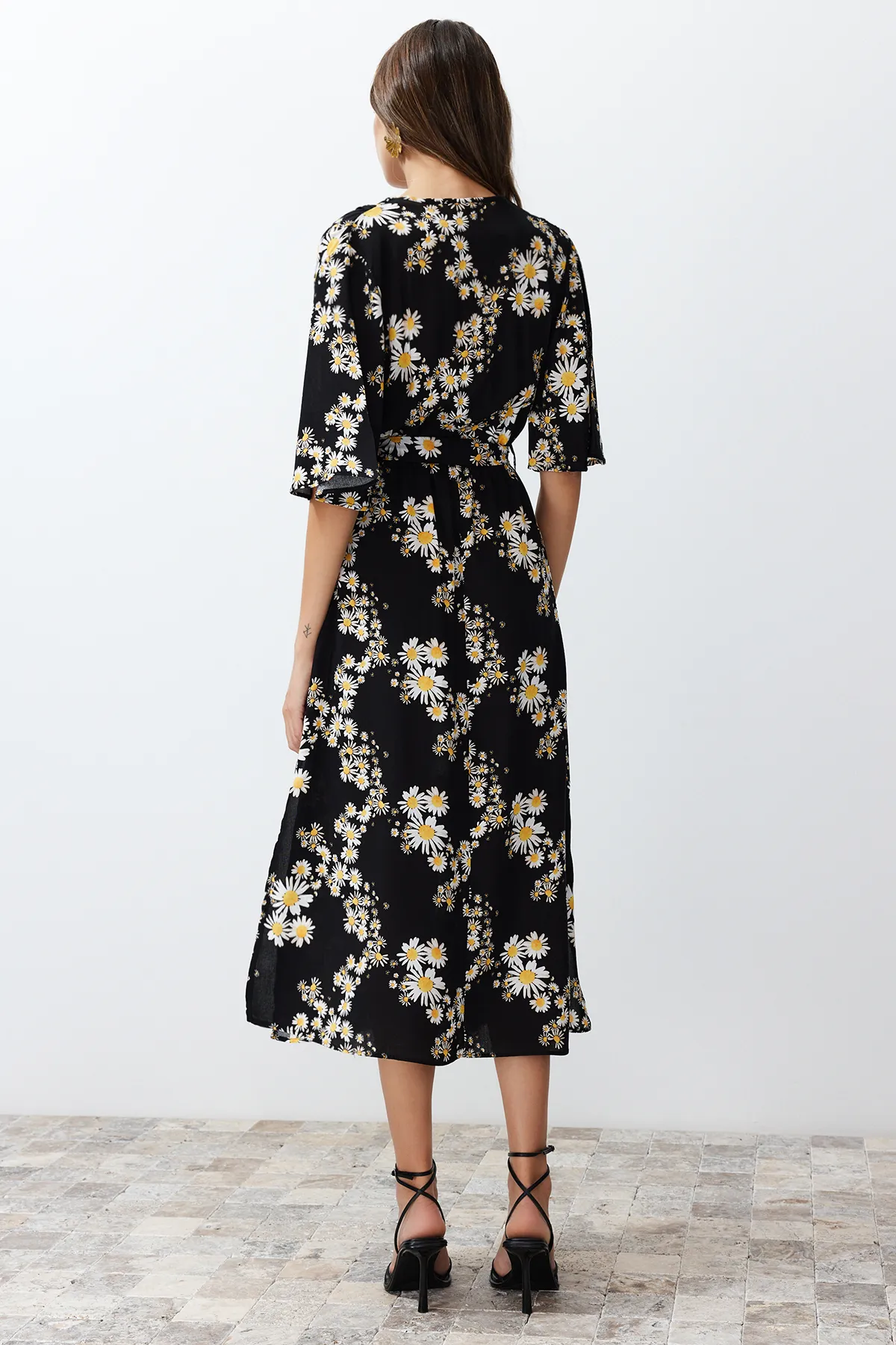 Trendyol Collection  Schwarzes A-Linien-Midikleid aus Webstoff mit Blumenmuster, Gürtel, Zweireiher-Kragen TWOSS24EL00915