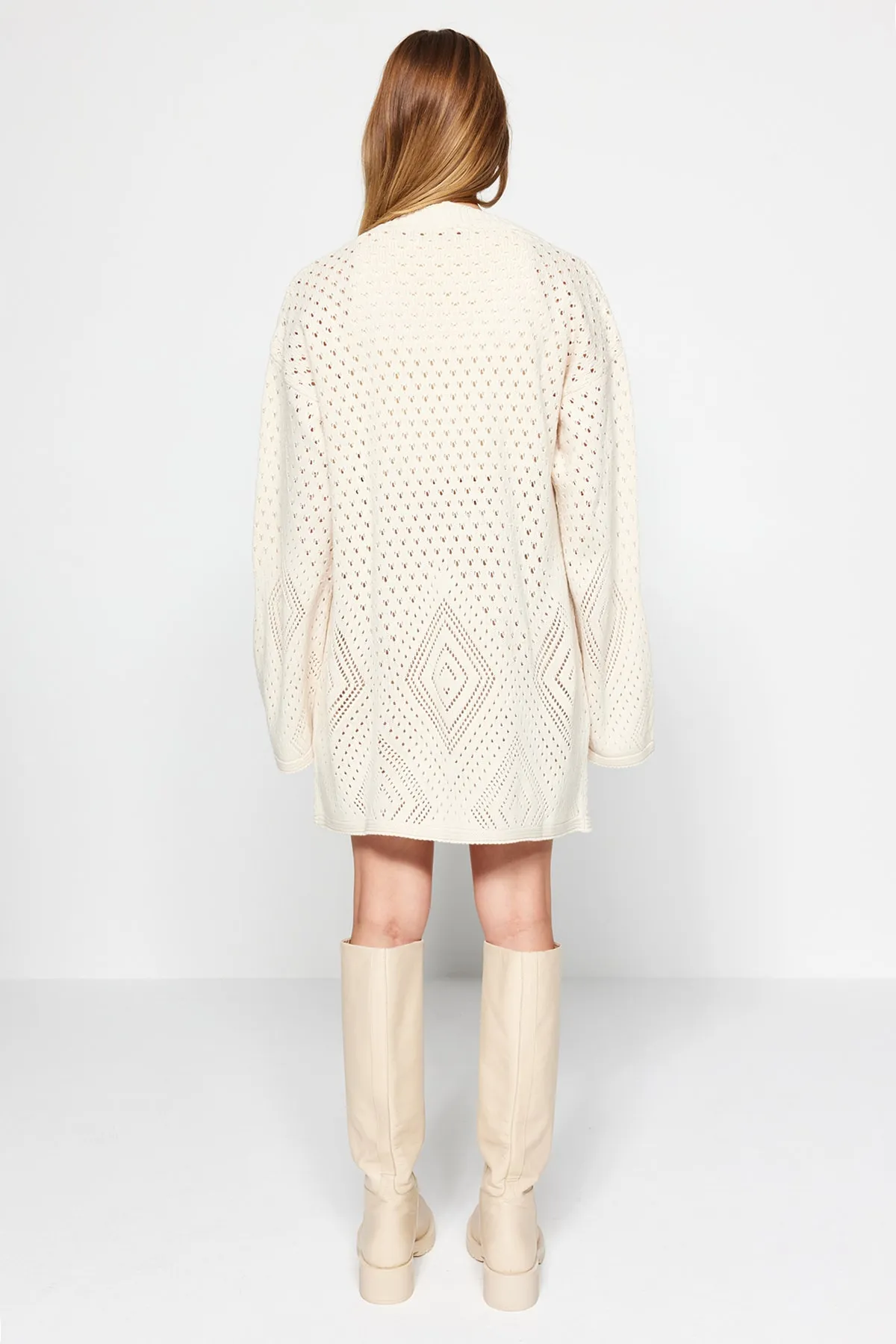 Trendyol Collection  Steinfarbene Oversize-Midi-Strickjacke mit Lochmuster TWOAW24HI00331