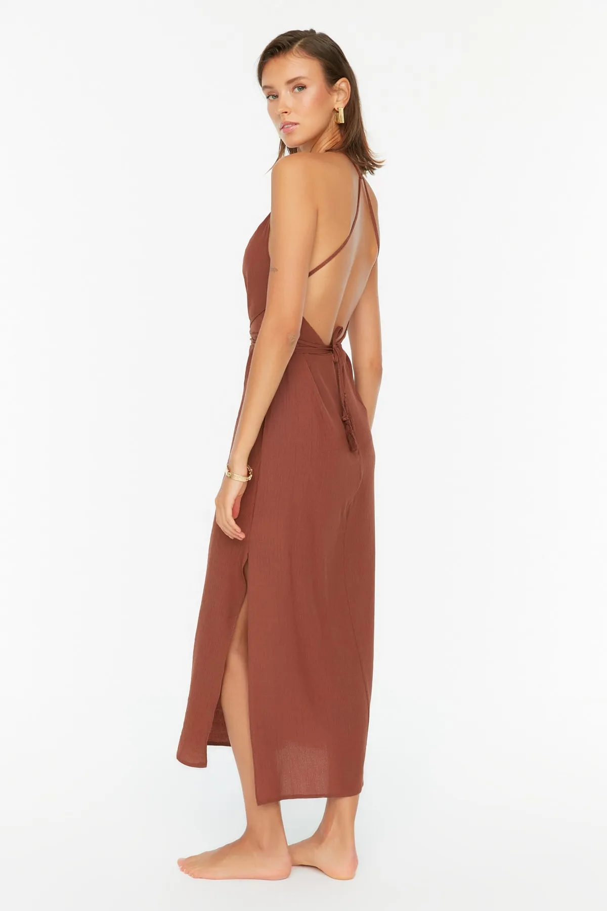 Trendyol Collection  Dunkelbraunes, tief ausgeschnittenes Midi-Strandkleid mit gewebter Rückseite TBESS22EL0727