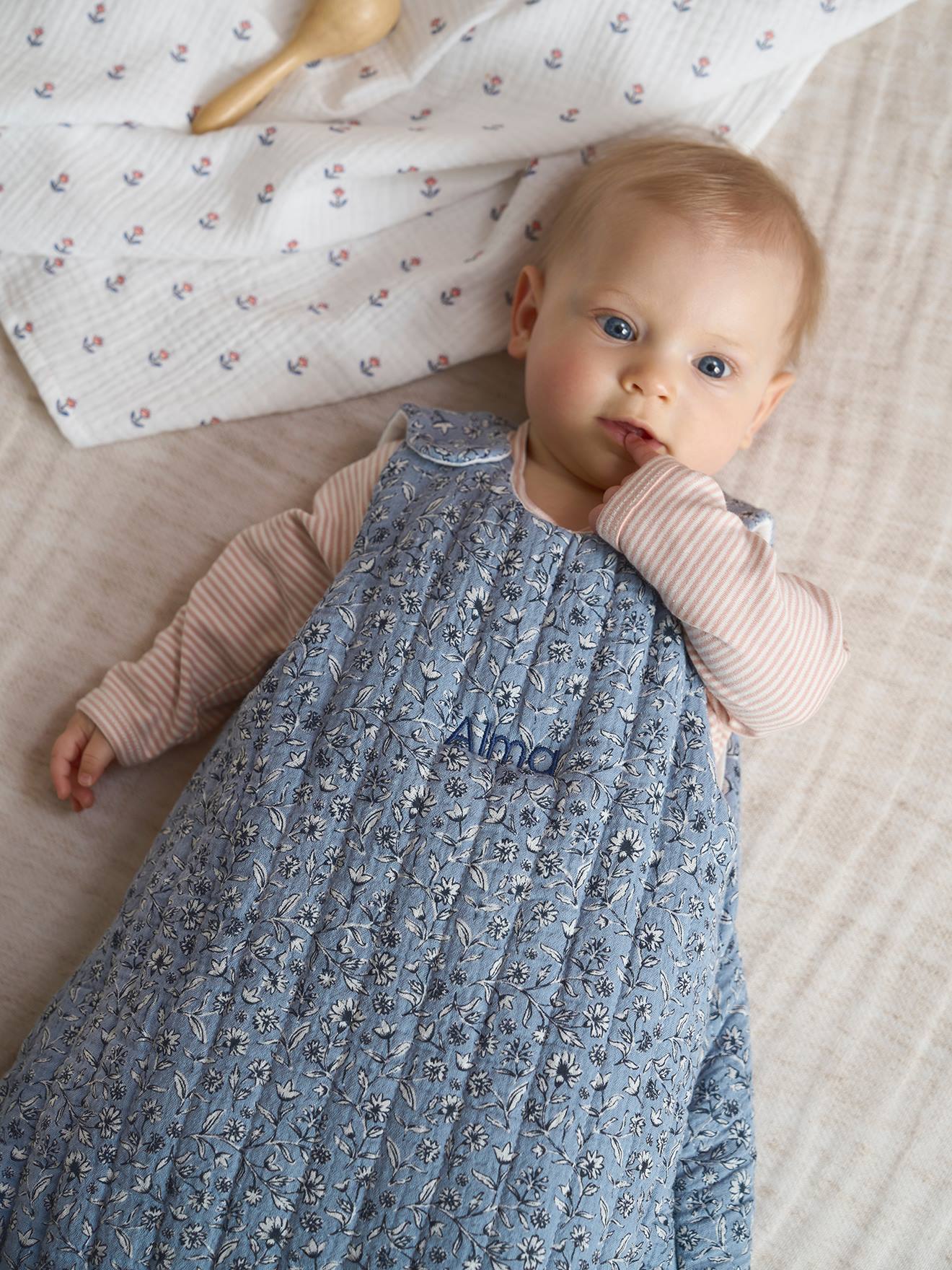 Vertbaudet Ärmelloser Baby Schlafsack INDIEN BLUME personalisierbar Oeko-Tex - blau bedruckt