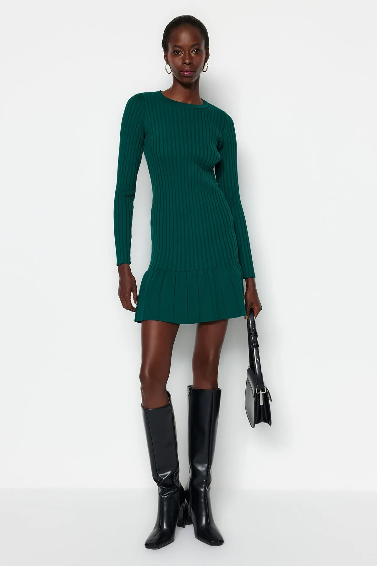 Trendyol Collection  Smaragdgrünes Mini-Strickkleid mit Rundhalsausschnitt TWOAW24EL00013