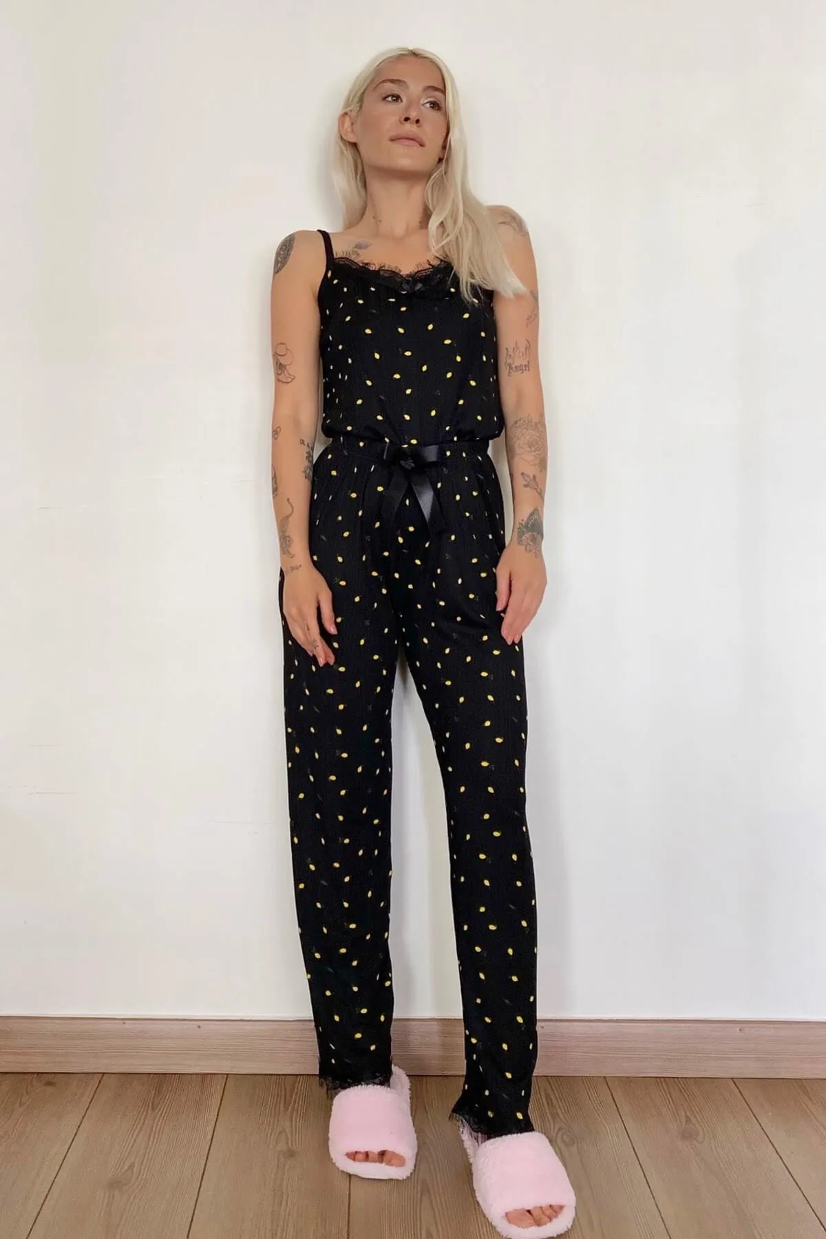 Pijamaevi  Damen-Pyjama-Set aus Mini-Strickspitze mit Zitronenmuster und Kordelriemen