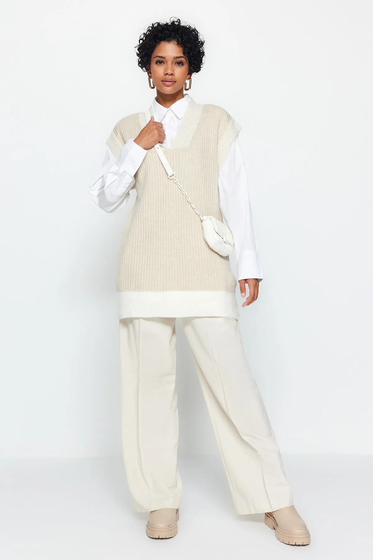 Trendyol Modest  Steinfarbener Thessaloniki-Strickpullover mit V-Ausschnitt und Blockfarben TCTAW24UV00000