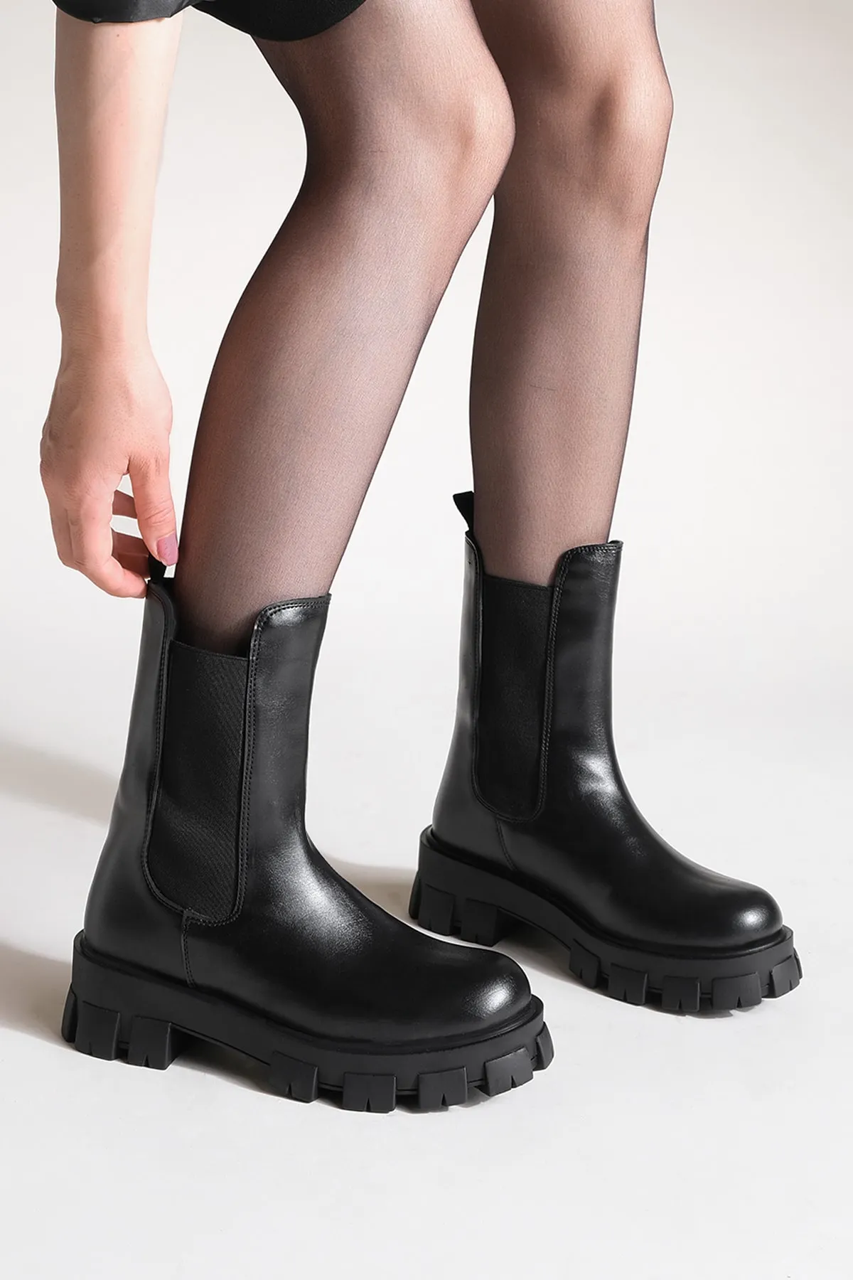 Marjin  Elastische Alltagsstiefel für Damen mit dicker gezackter Sohle Eslona Schwarz