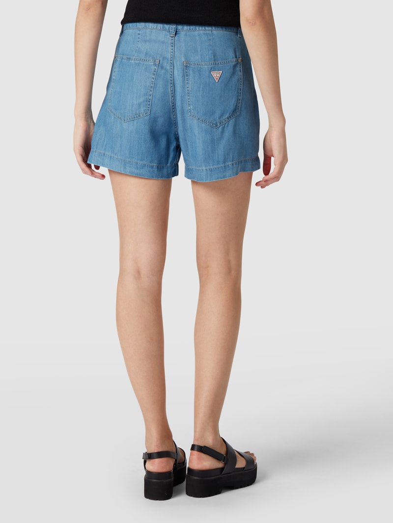Jeansshorts mit Label-Patch in hellblau