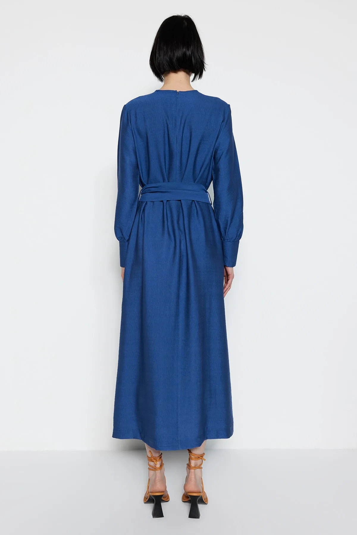 Trendyol Modest  Indigofarbenes, gewebtes Kleid in Leinenoptik mit breitem Gürtel, Reißverschluss und Bündchen TCTSS23EB00219