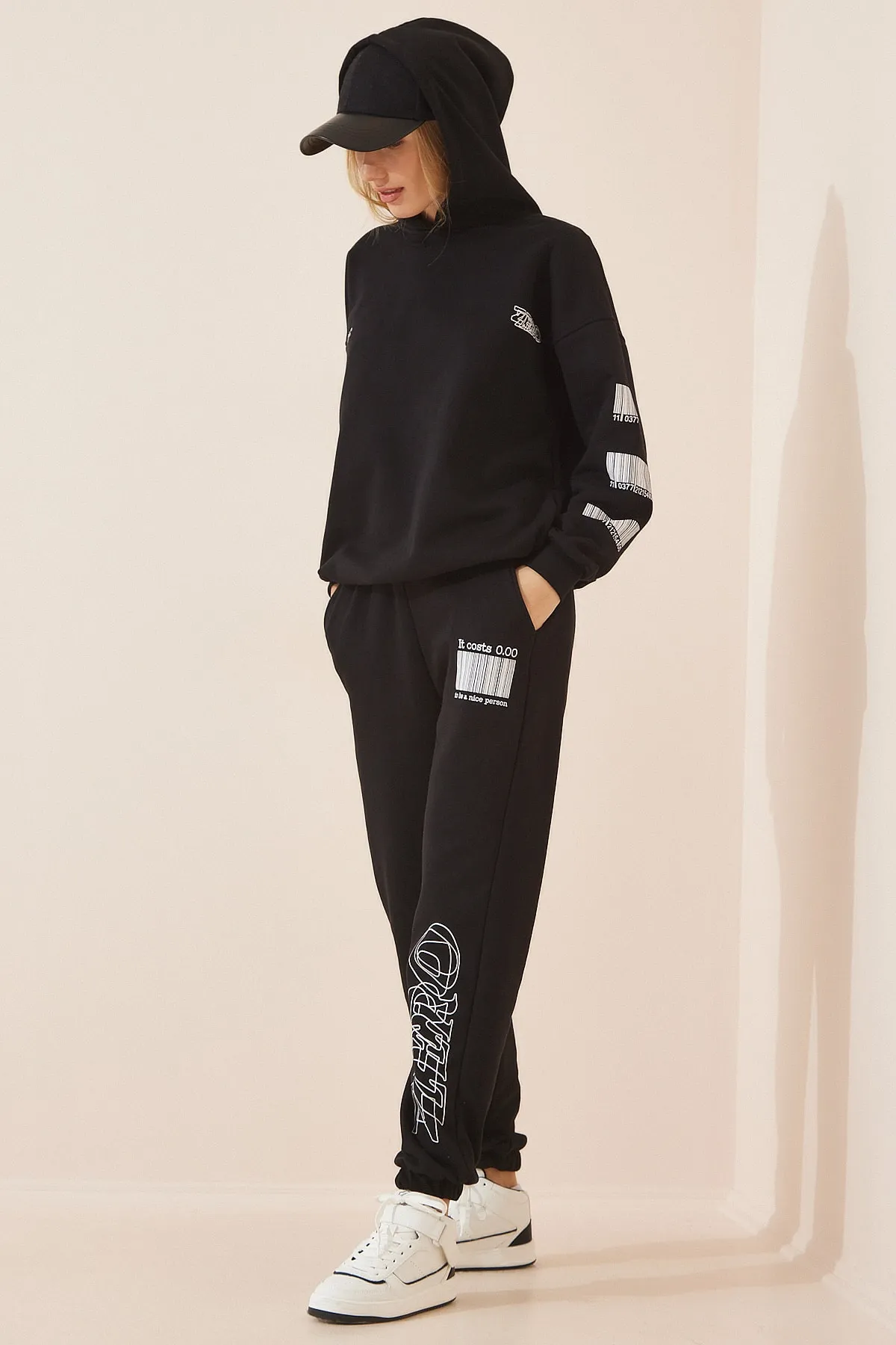 Happiness İstanbul  Schwarzer bedruckter Oversize-Strick-Trainingsanzug mit Kapuze für Damen CR00391
