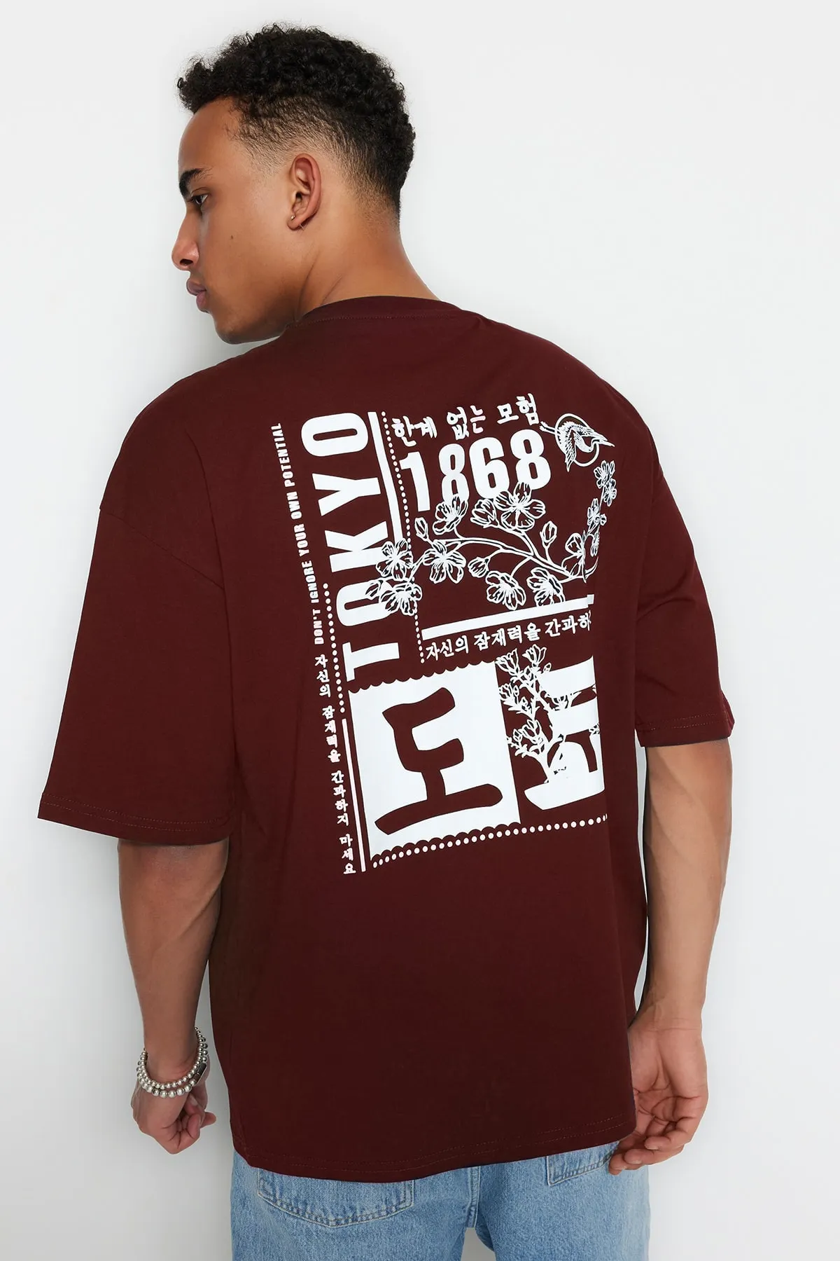 Trendyol Collection  Braunes Oversize-T-Shirt aus 100 % Baumwolle mit Fernost-Aufdruck TMNSS23TS00170