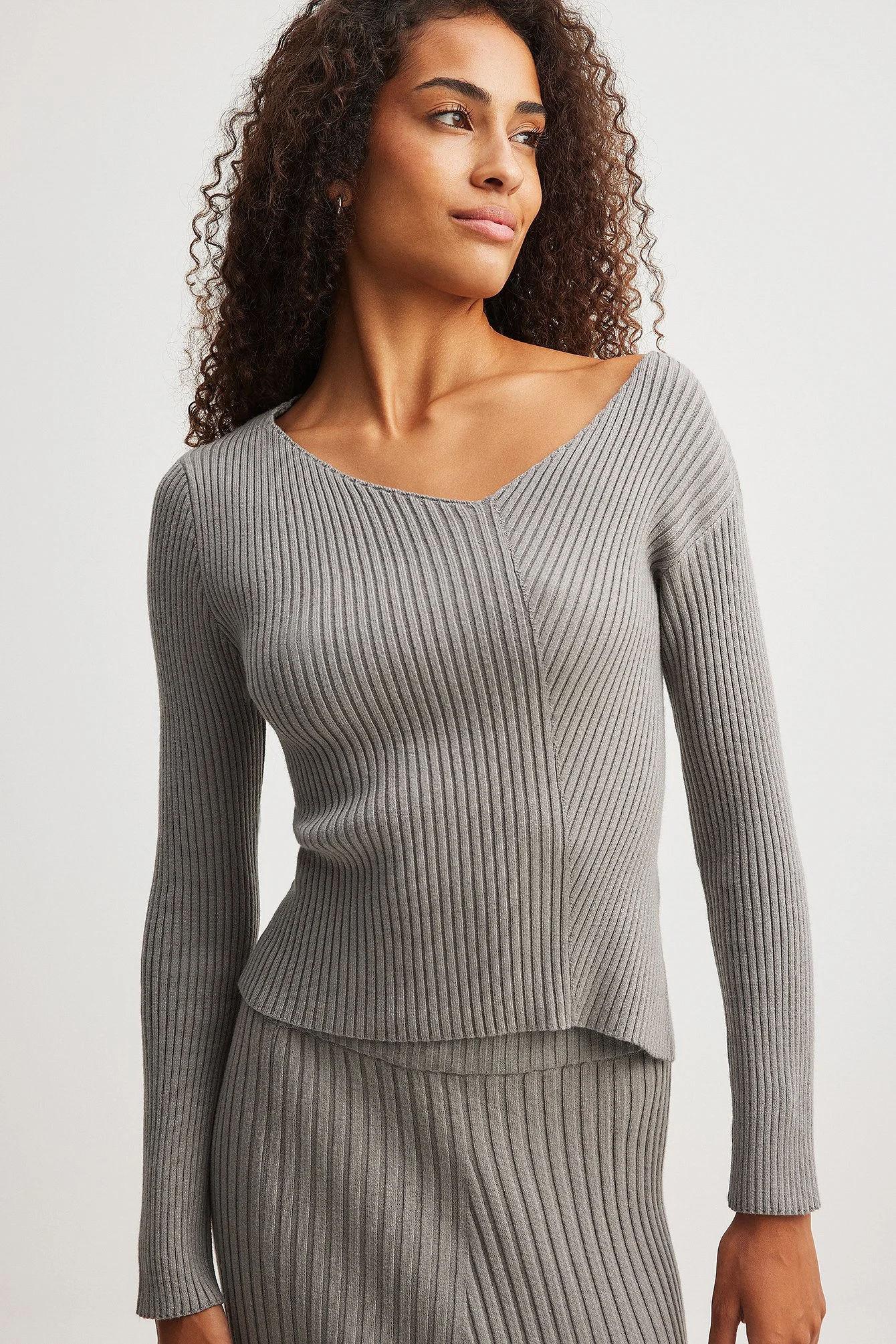 Asymmetrischer Pullover aus Rippstrick