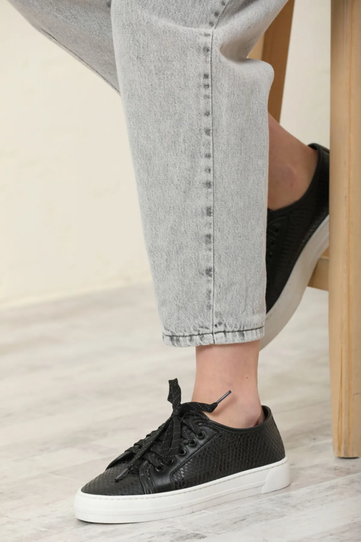 LETOON  2135 – Schwarze Freizeit-Sportschuhe für Damen