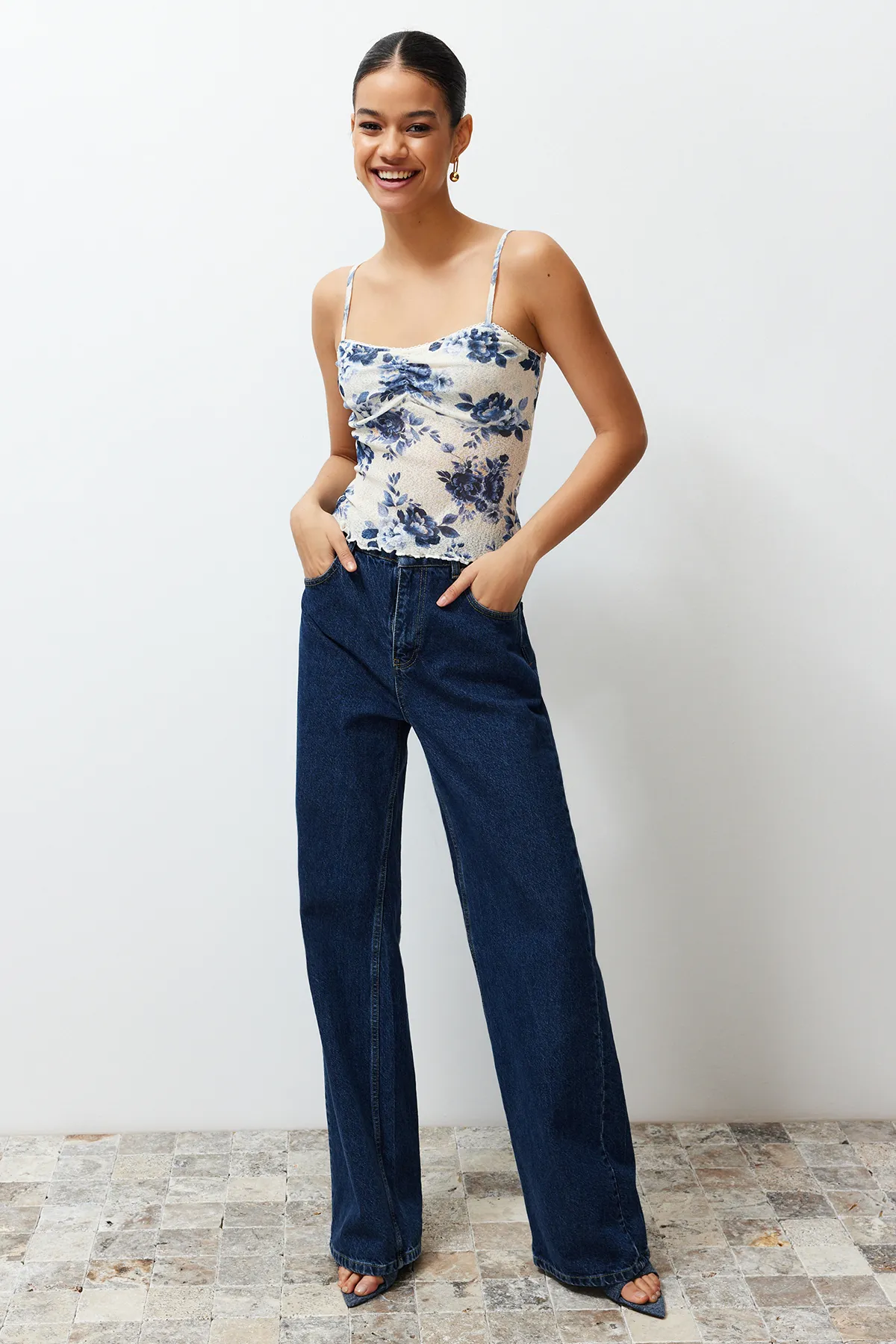 Trendyol Collection  Blaue, floral bedruckte Stretch-Strickbluse mit V-Ausschnitt und spezieller Struktur TWOSS24BZ00425