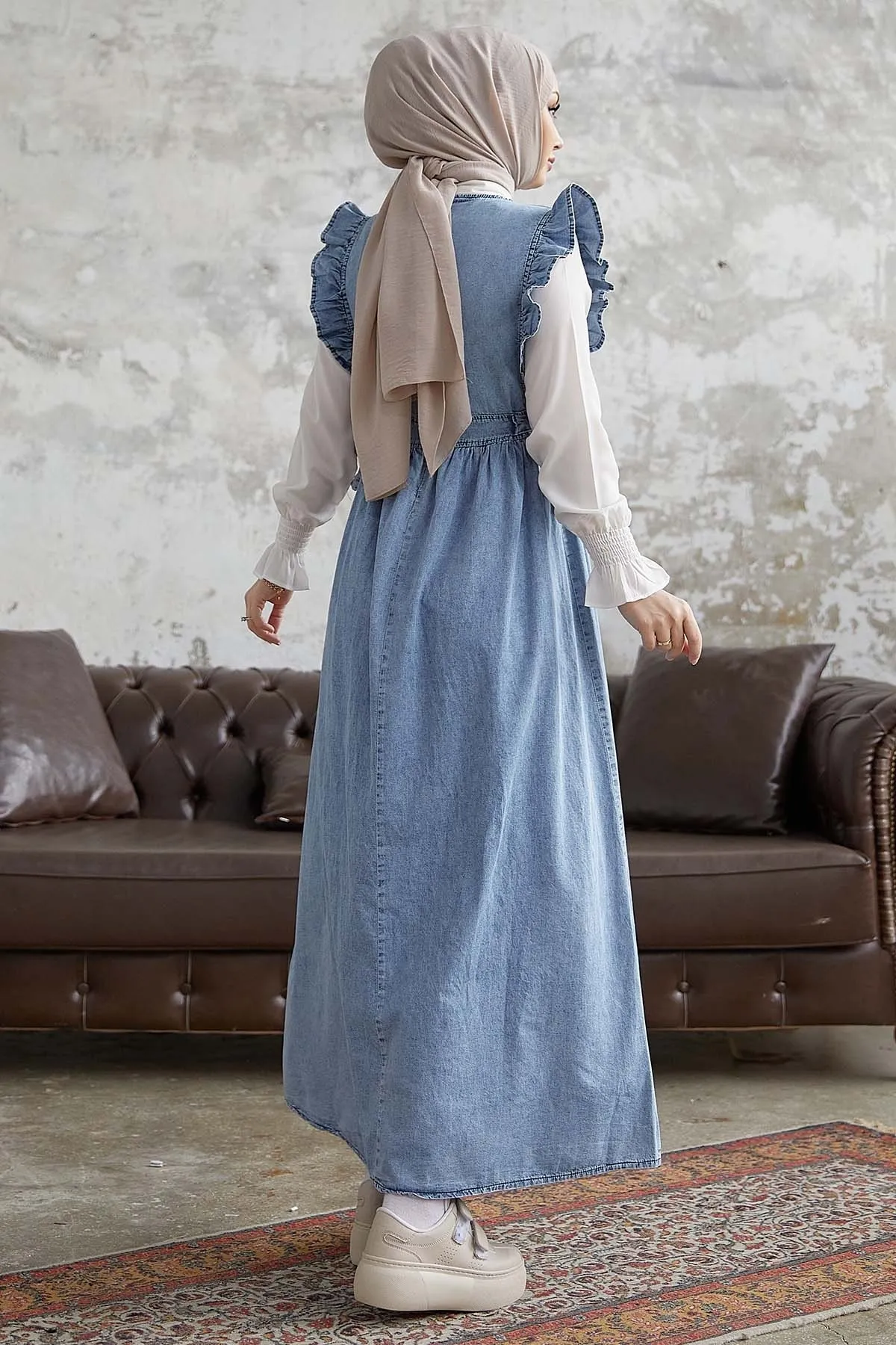 InStyle  Frida Jeans-Giletkleid mit Rüschenschultern – Hellblau