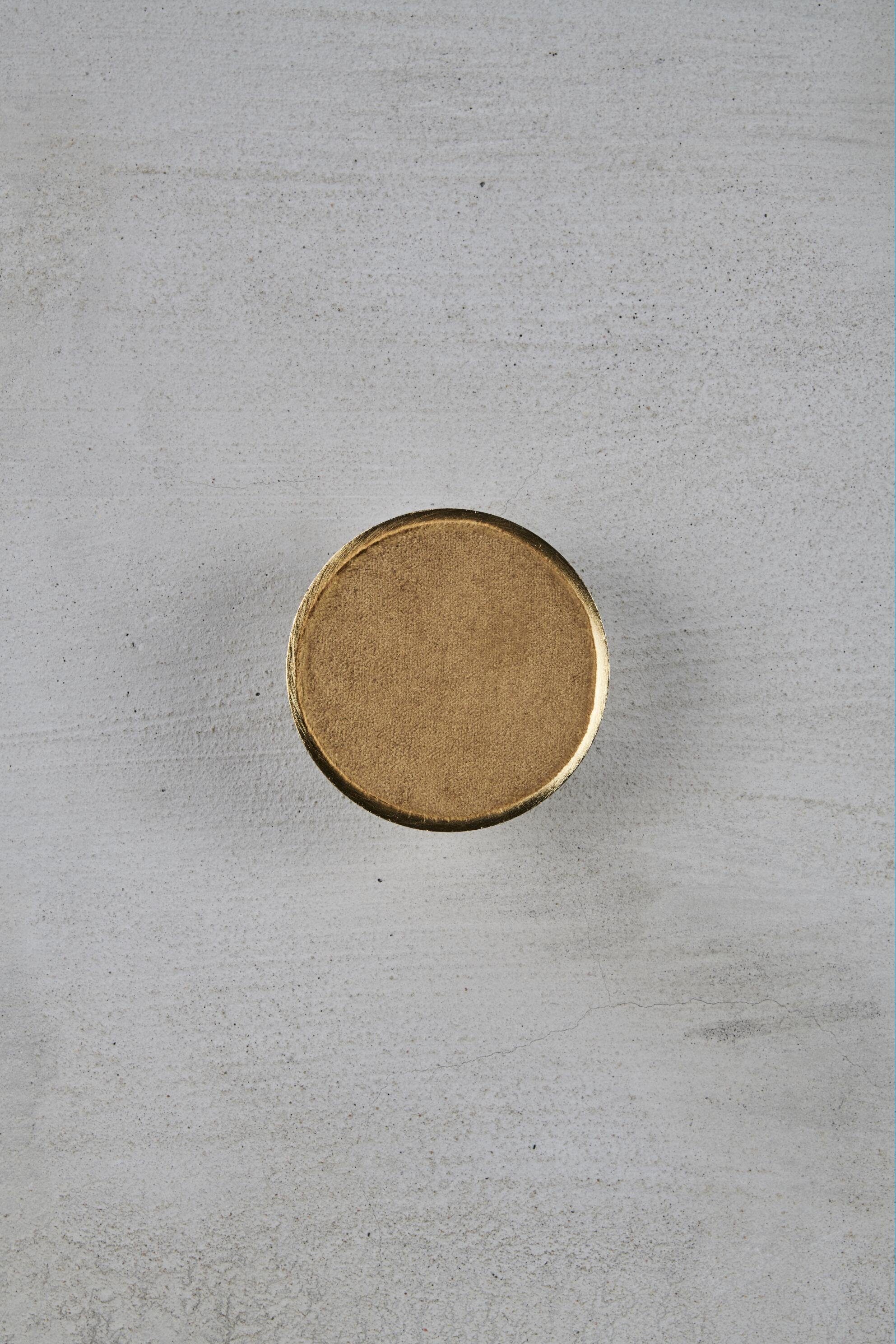 carla&marge Wandhaken Lalibra, (1-St), goldfarbener Garderobenhaken (8,5 cm) mit Samtbezug in Gelb