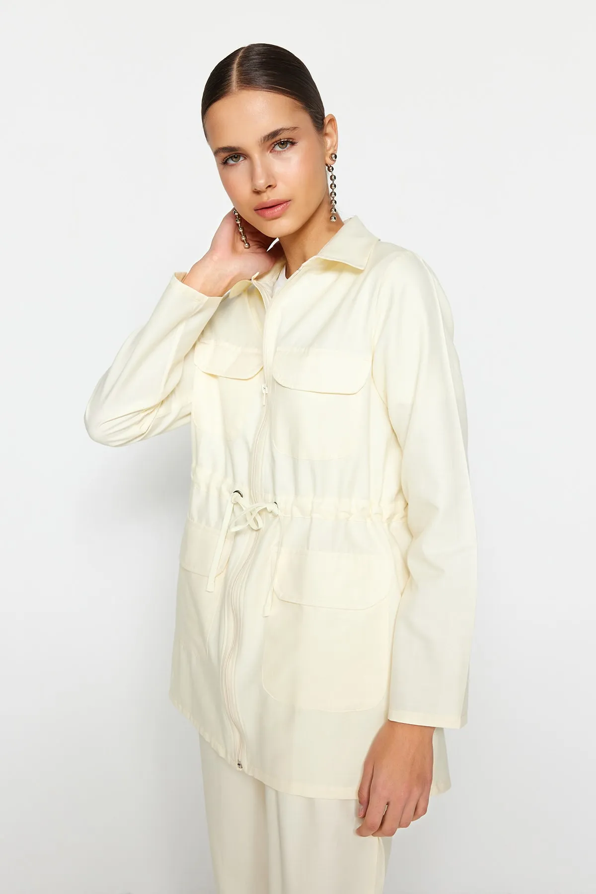 Trendyol Modest  Cremefarbenes Hemd-Hosen-Set aus gewebter Baumwolle mit Kordelzug und Taschendetail TCTSS23US00092