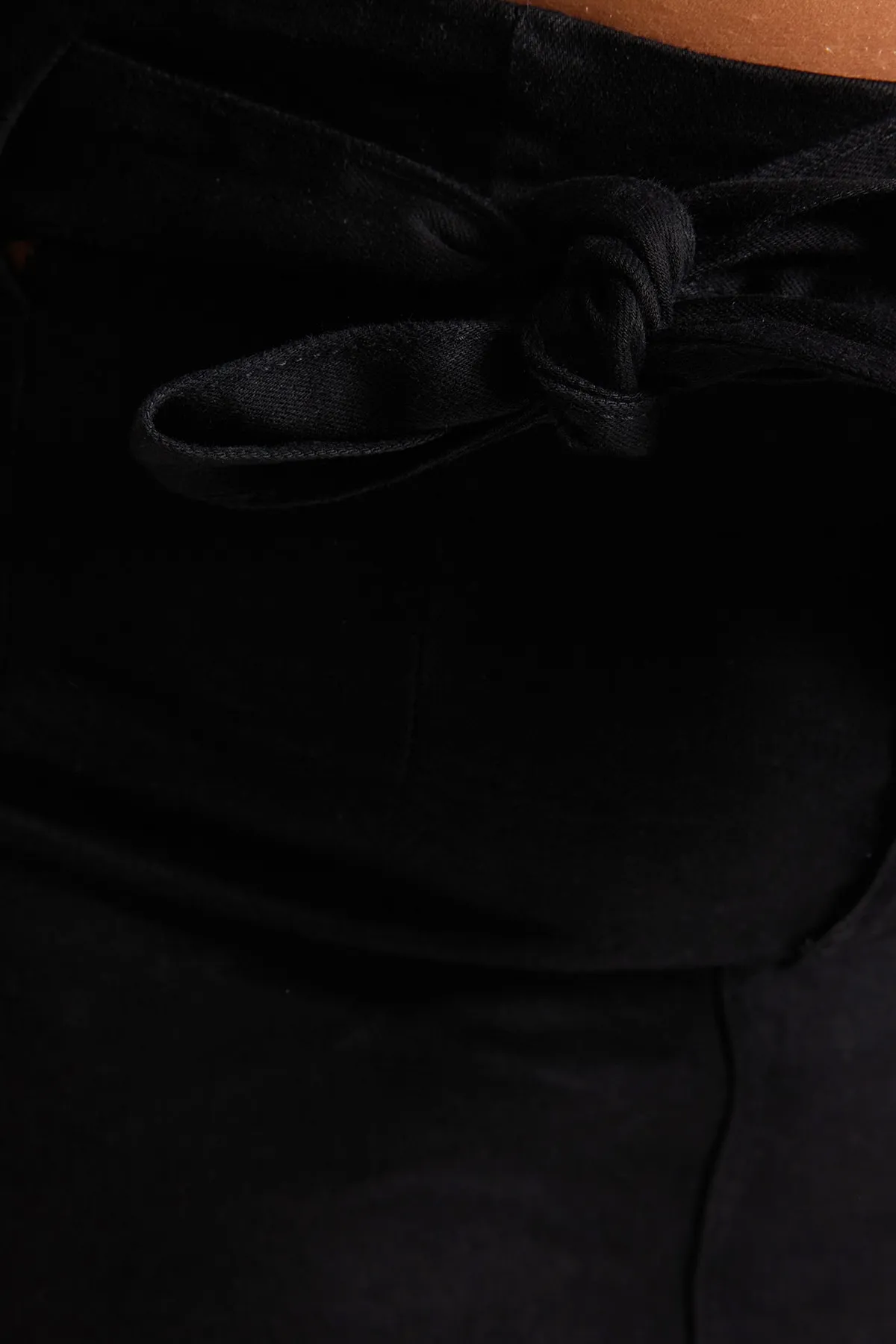 Trendyol Curve  Schwarzer, gerader Rock mit Schlitz und hohem Bund und Gürtel TBSSS23AZ00017