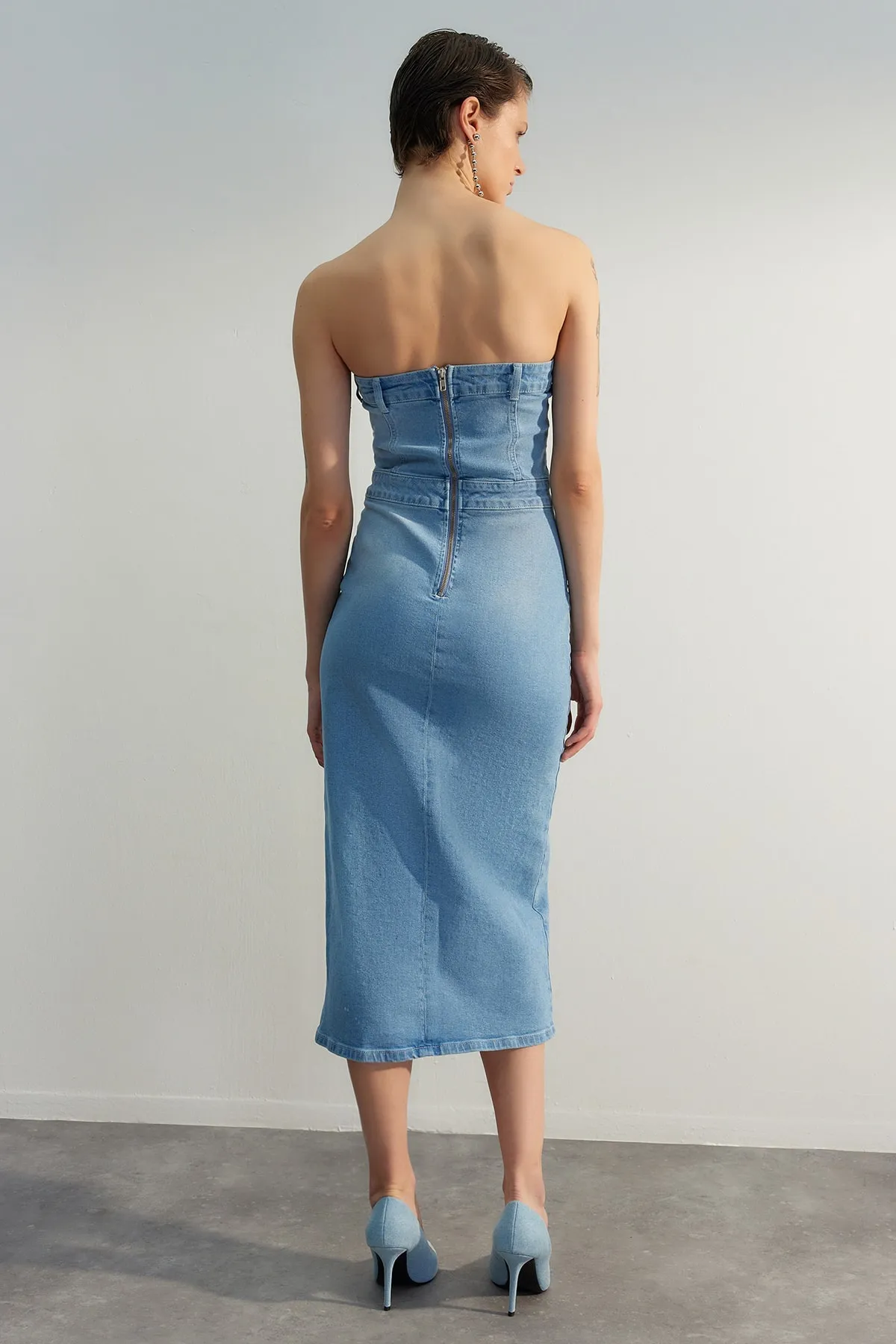 Trendyol Collection  Eisblauer Body mit Schlitz und detailliertem Midi-Denim-Stilvollem Abendkleid TPRSS23EL00539