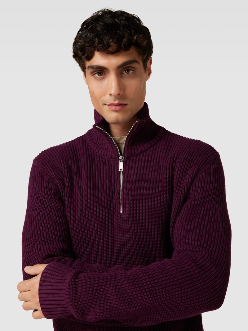 Strickpullover mit Stehkragen in aubergine
