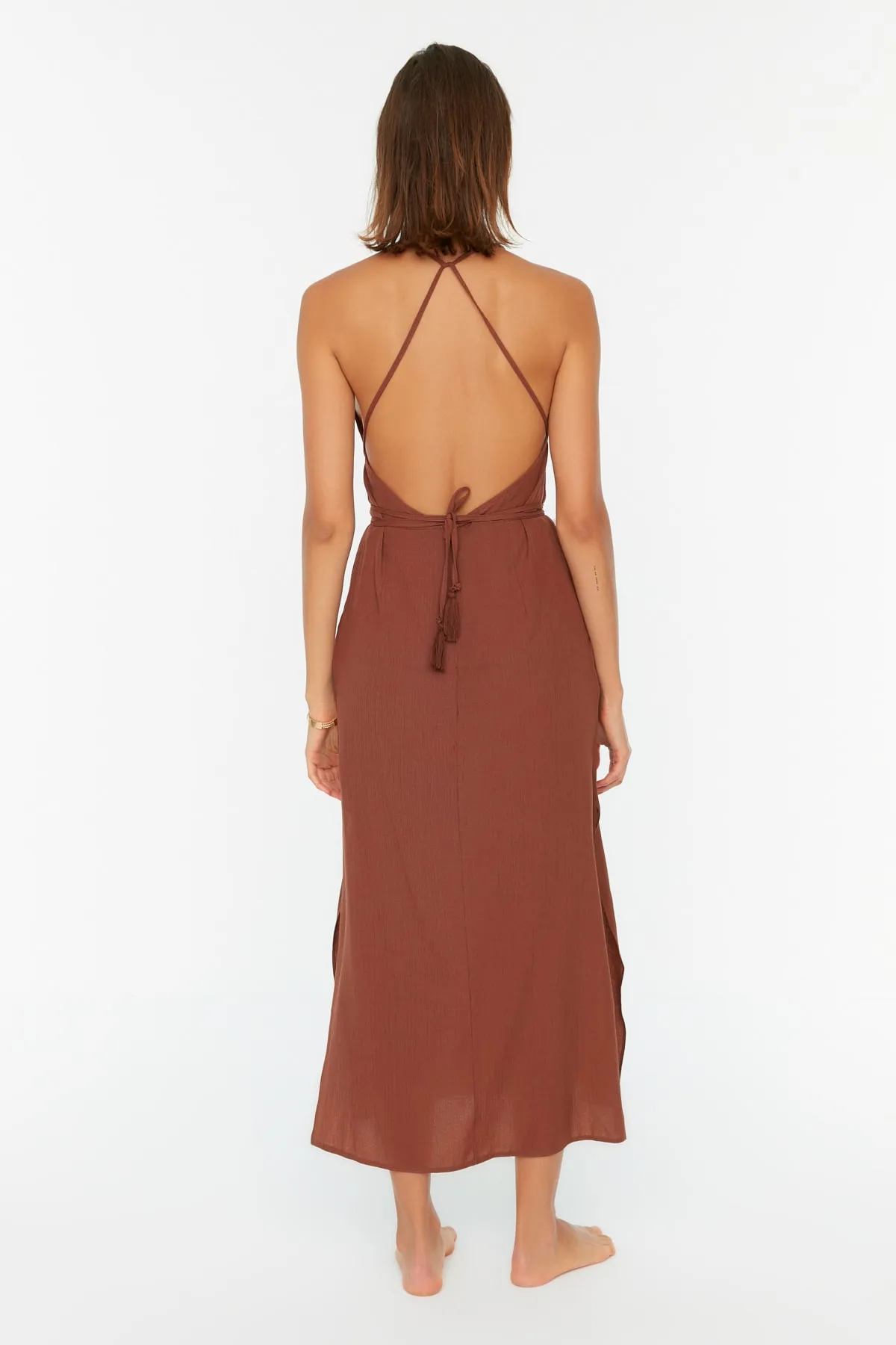 Trendyol Collection  Dunkelbraunes, tief ausgeschnittenes Midi-Strandkleid mit gewebter Rückseite TBESS22EL0727