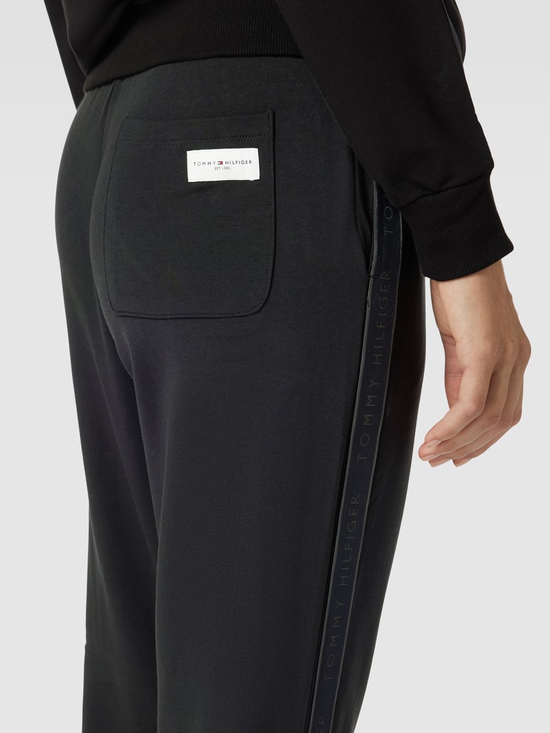 Sweatpants mit Gesäßtasche Modell 'ESTABLISHED' in schwarz