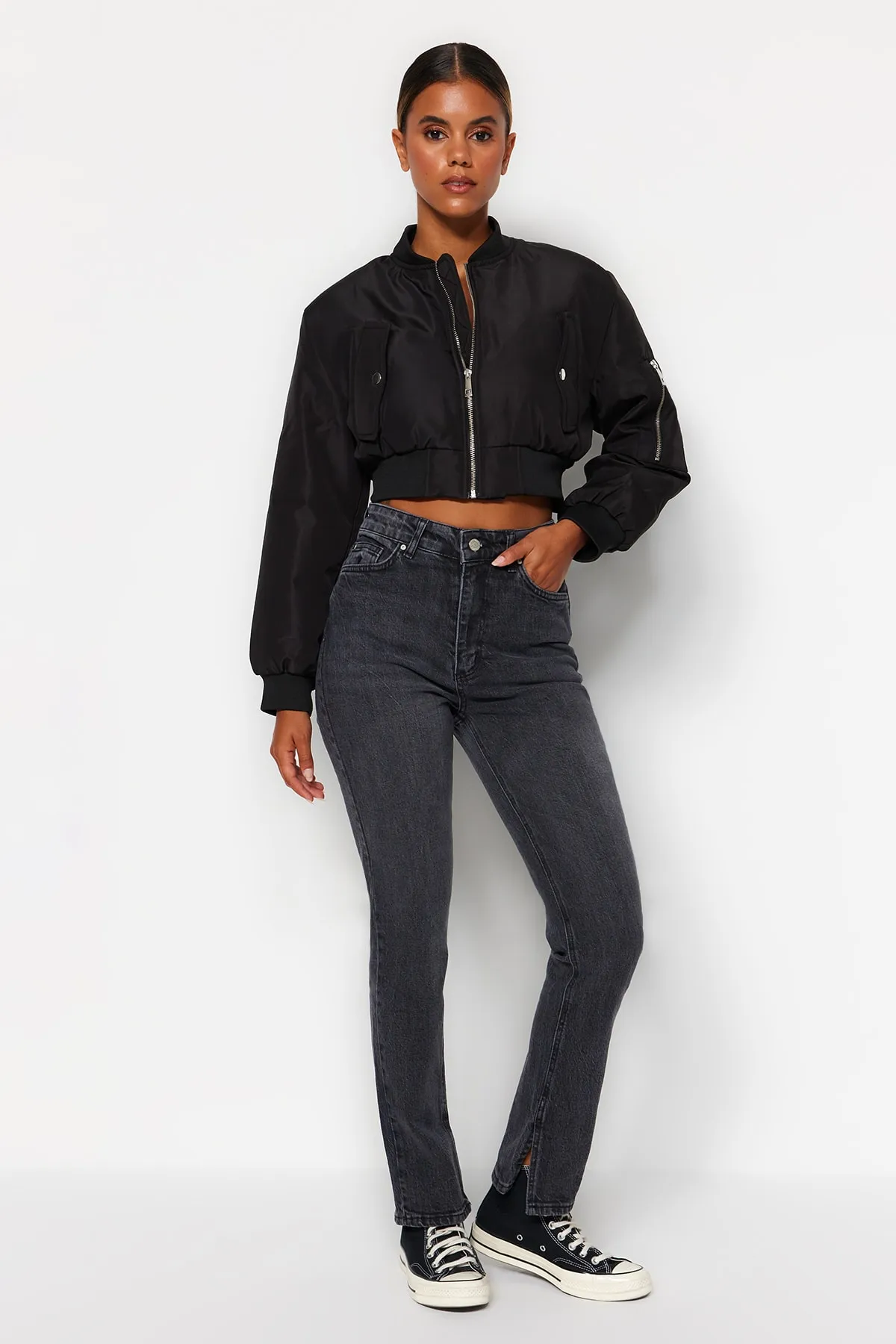 Trendyol Collection  Schwarze Jeans mit Schlitz und hoher Taille, gerader Schnitt, TWOSS22JE0430