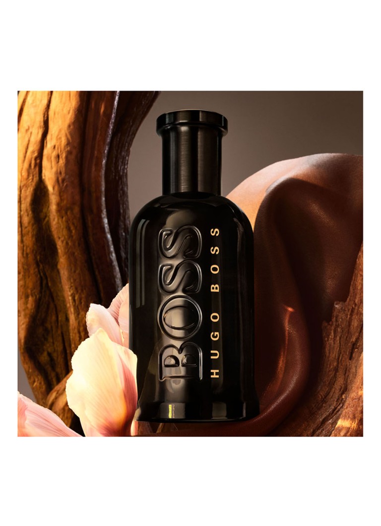 Parfum HUGO BOSS într-o sticlă