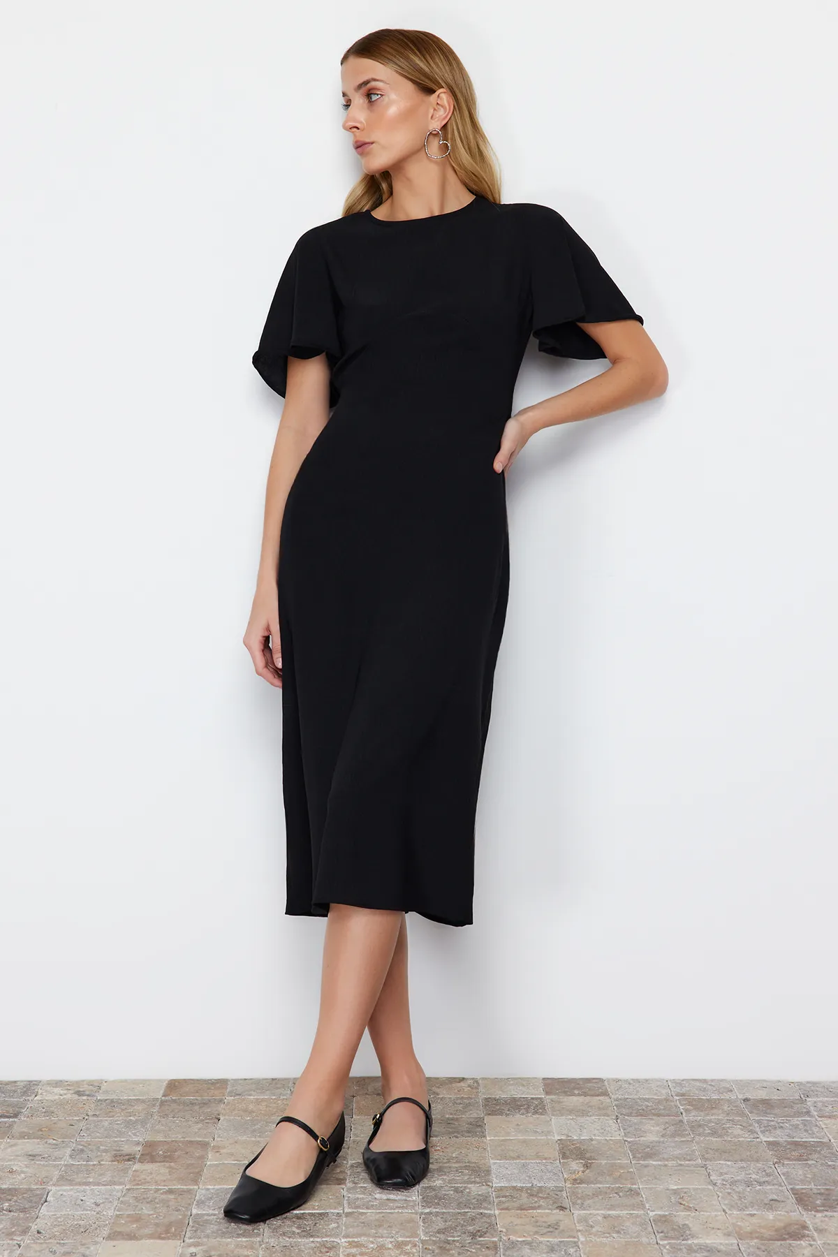Trendyol Collection  Schwarzes A-Linien-Midikleid aus Webstoff mit Rundhalsausschnitt auf der Rückseite und Knopfdetail TWOSS24EL00738