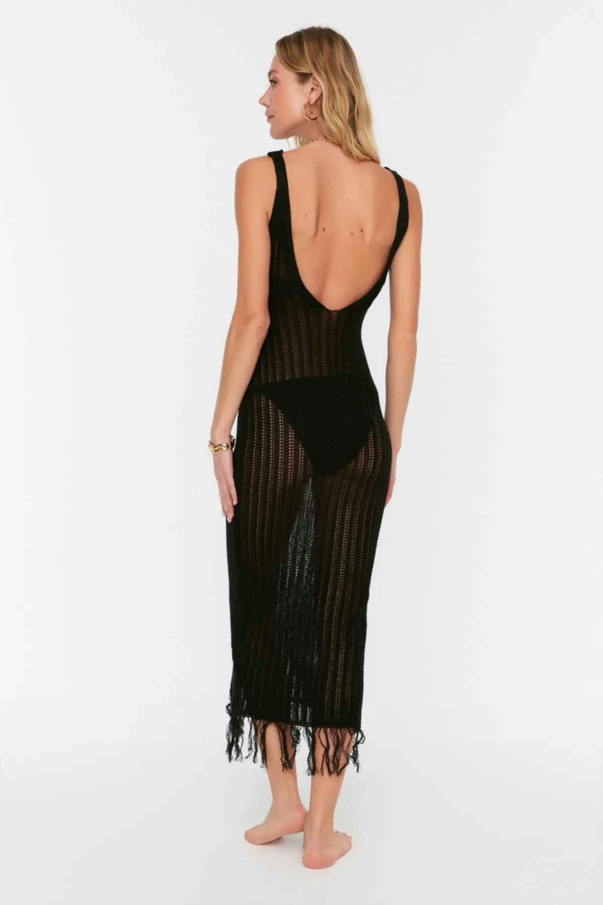 Trendyol Collection  Schwarzes, tailliertes Maxi-Strandkleid aus gestricktem Strick mit Quasten und Strickwaren TBESS22EL2920
