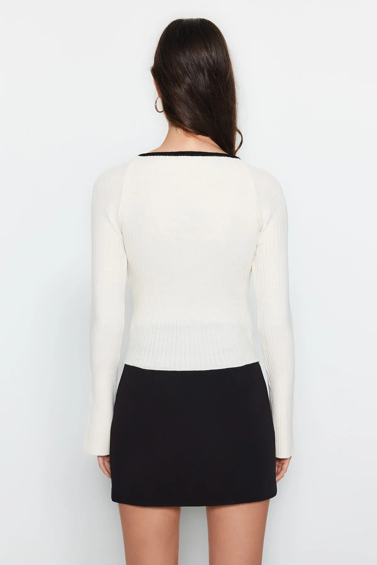Trendyol Collection  Ecrufarbener Strickpullover mit Kragendetail TWOAW24KZ00305